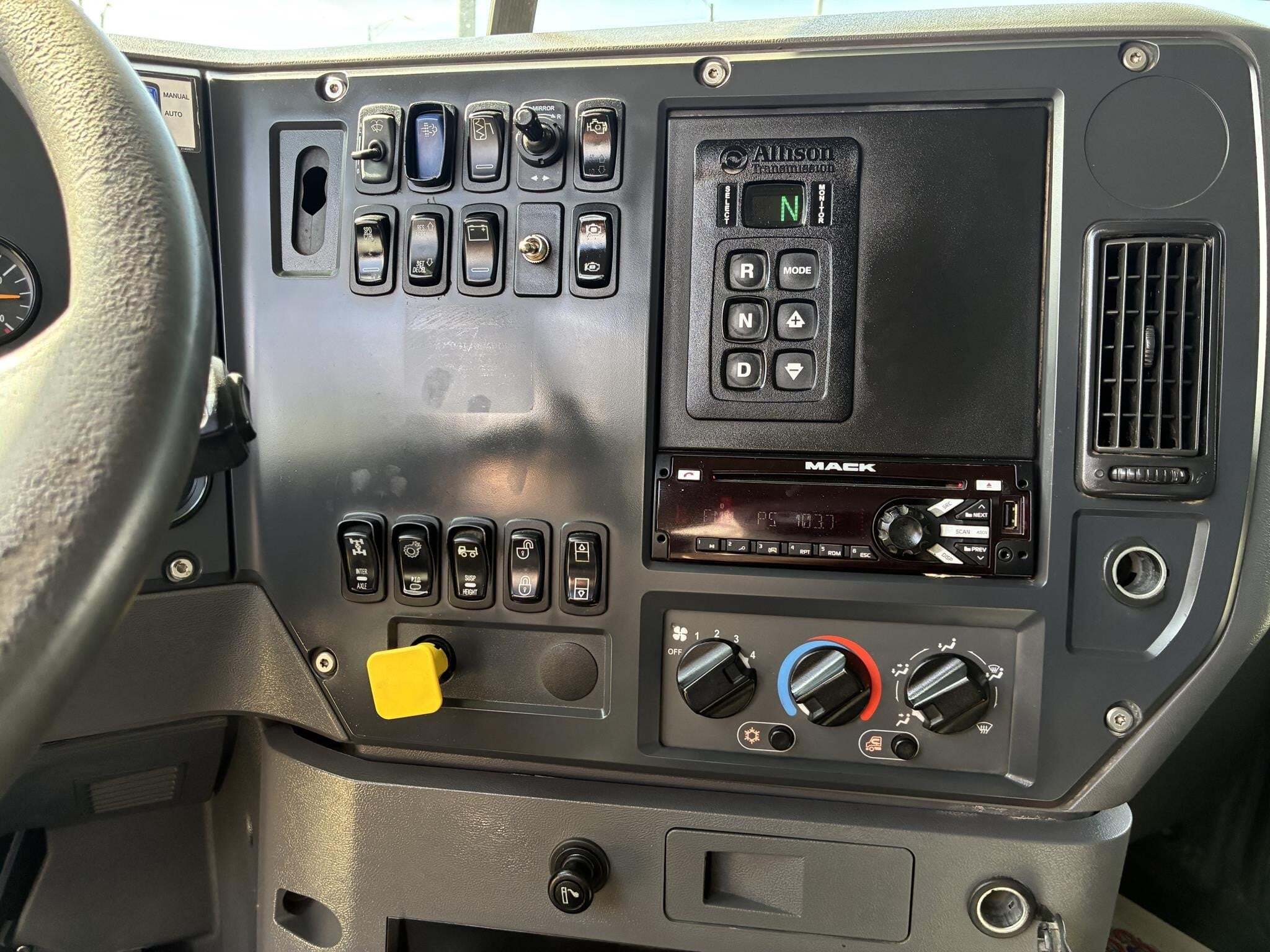 2015 Mack GRANITE GU813