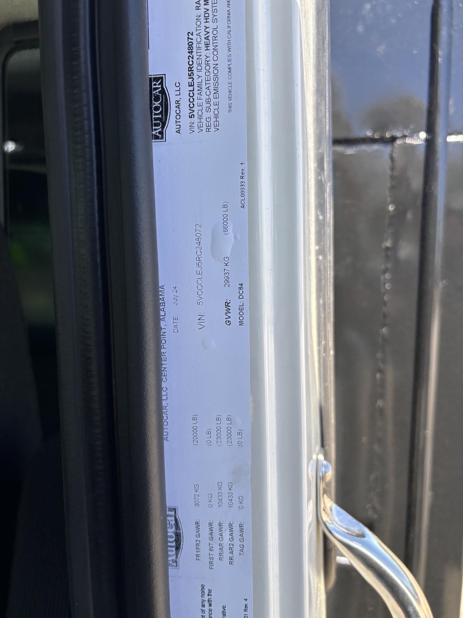 2024 Autocar DC64