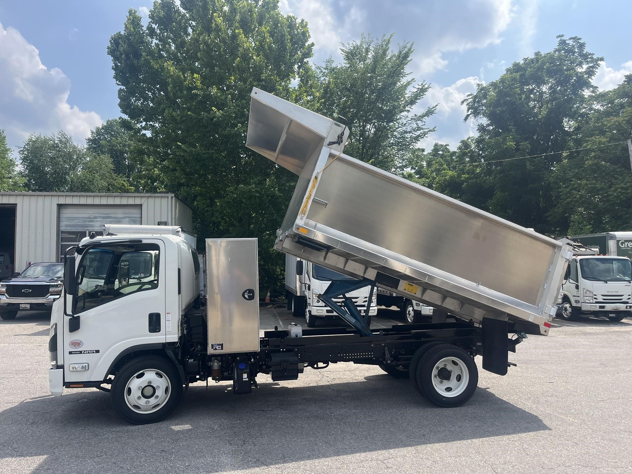 2025 Isuzu NRR