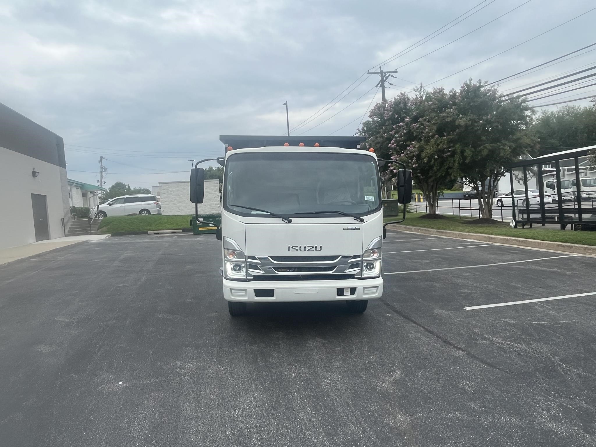 2025 Isuzu NRR