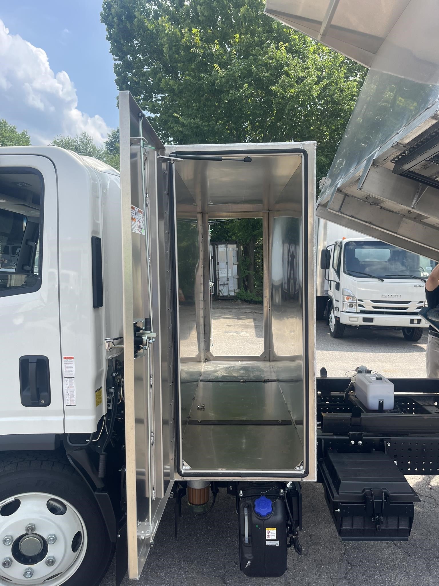 2025 Isuzu NRR