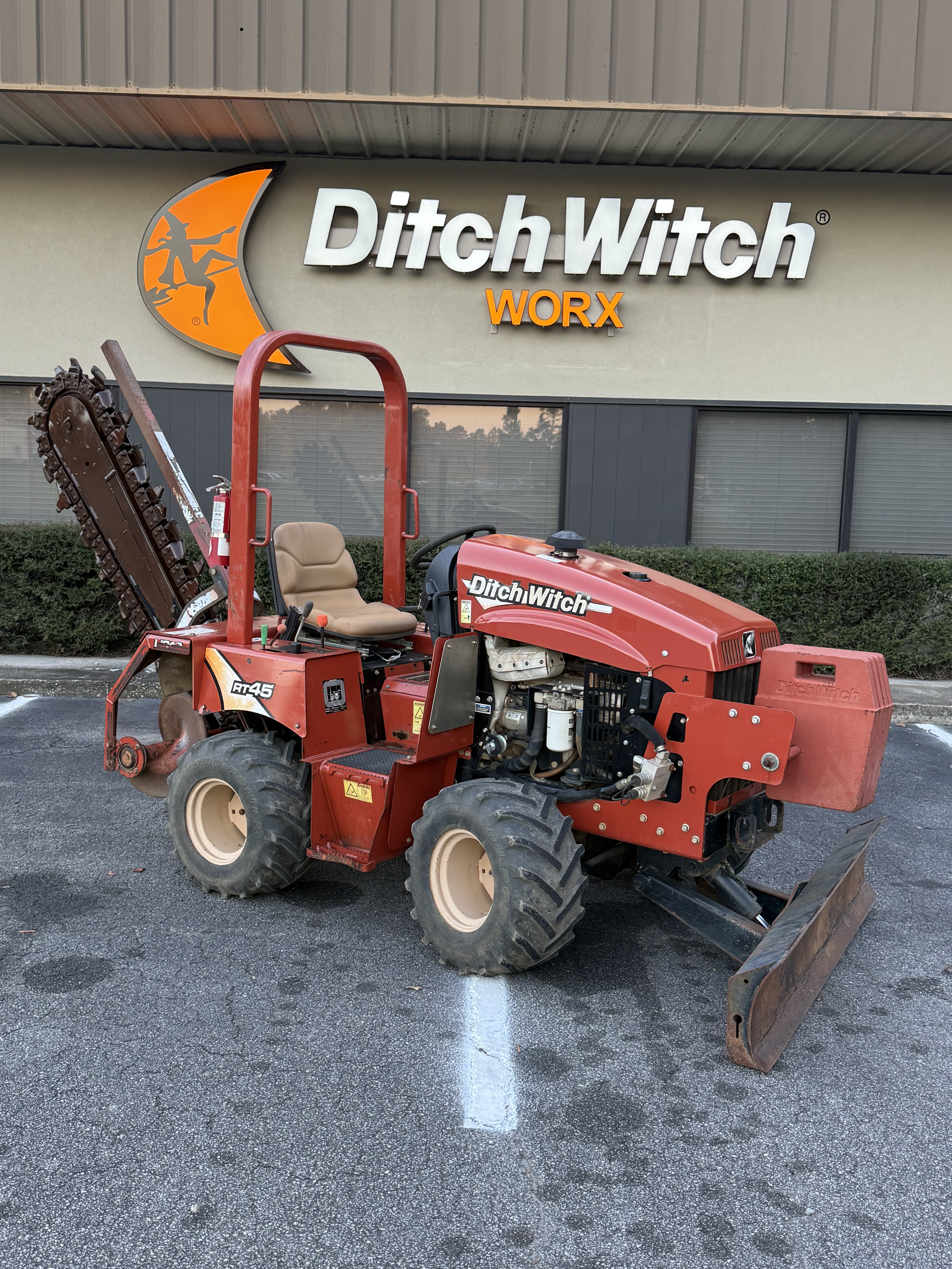 2016 Ditch Witch RT45 WITH H313 CENTERLINE DIGGING ATTACHMENT, 4-WAY BACKFILL BLADE.