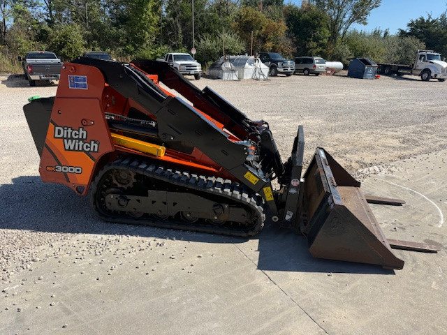 2020 Ditch Witch SK3000 WITH 60" BLUE DIAMOND SMOOTH BUCKET, BLUE DIAMOND PALLET FORKS