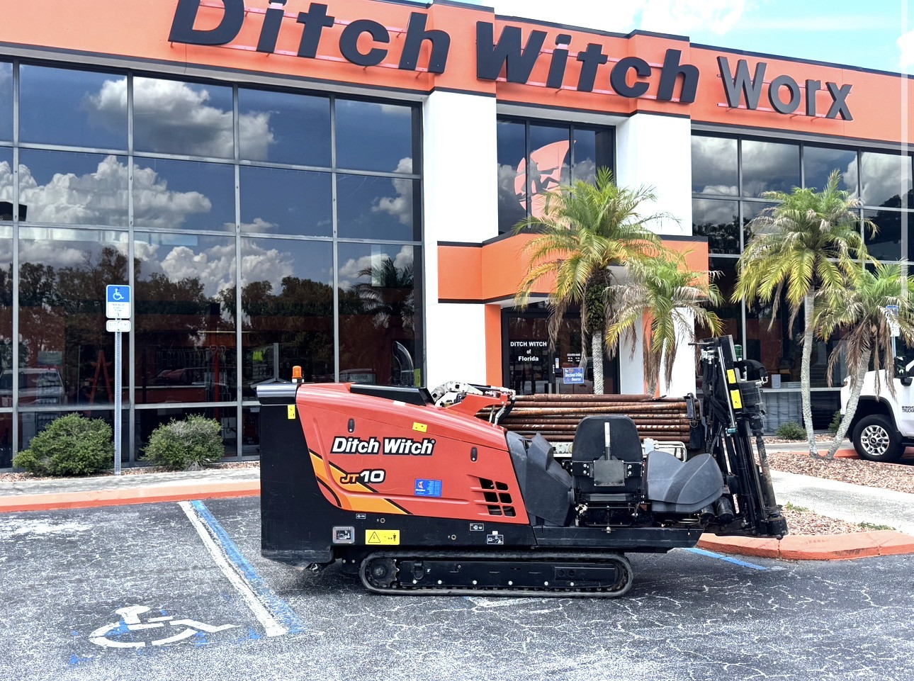 Photo of a 2023 Ditch Witch JT10 with 20 gpm pump, 300', housing, bit. Very Good condition. One Owner