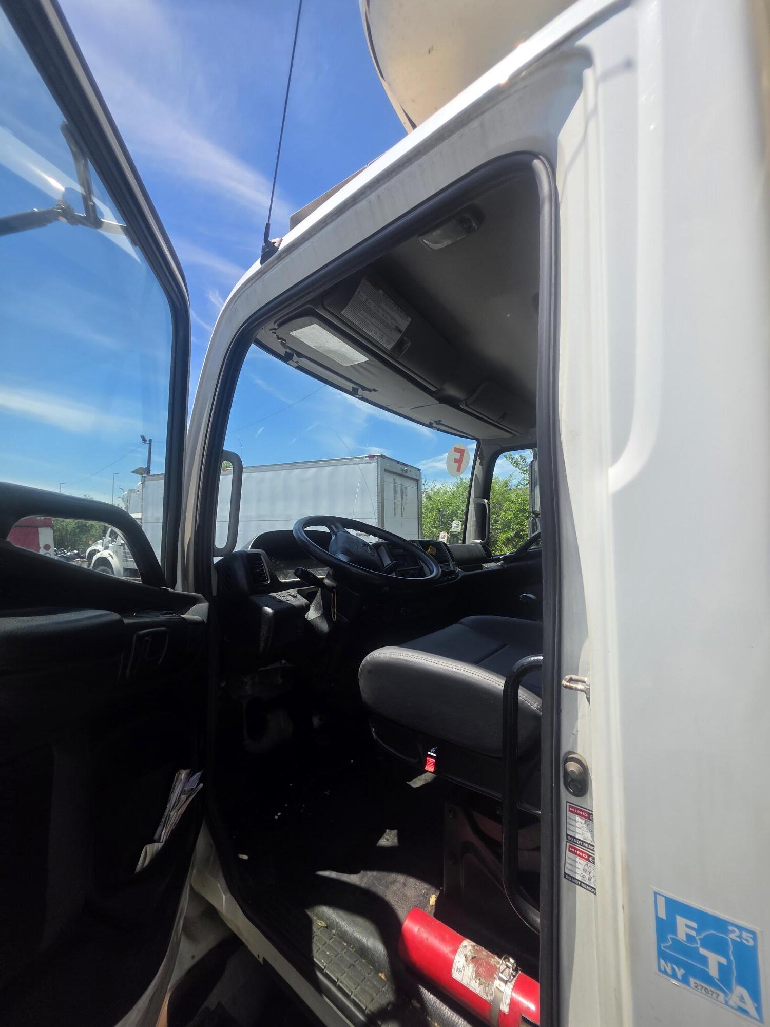 2017 Hino HINO 338
