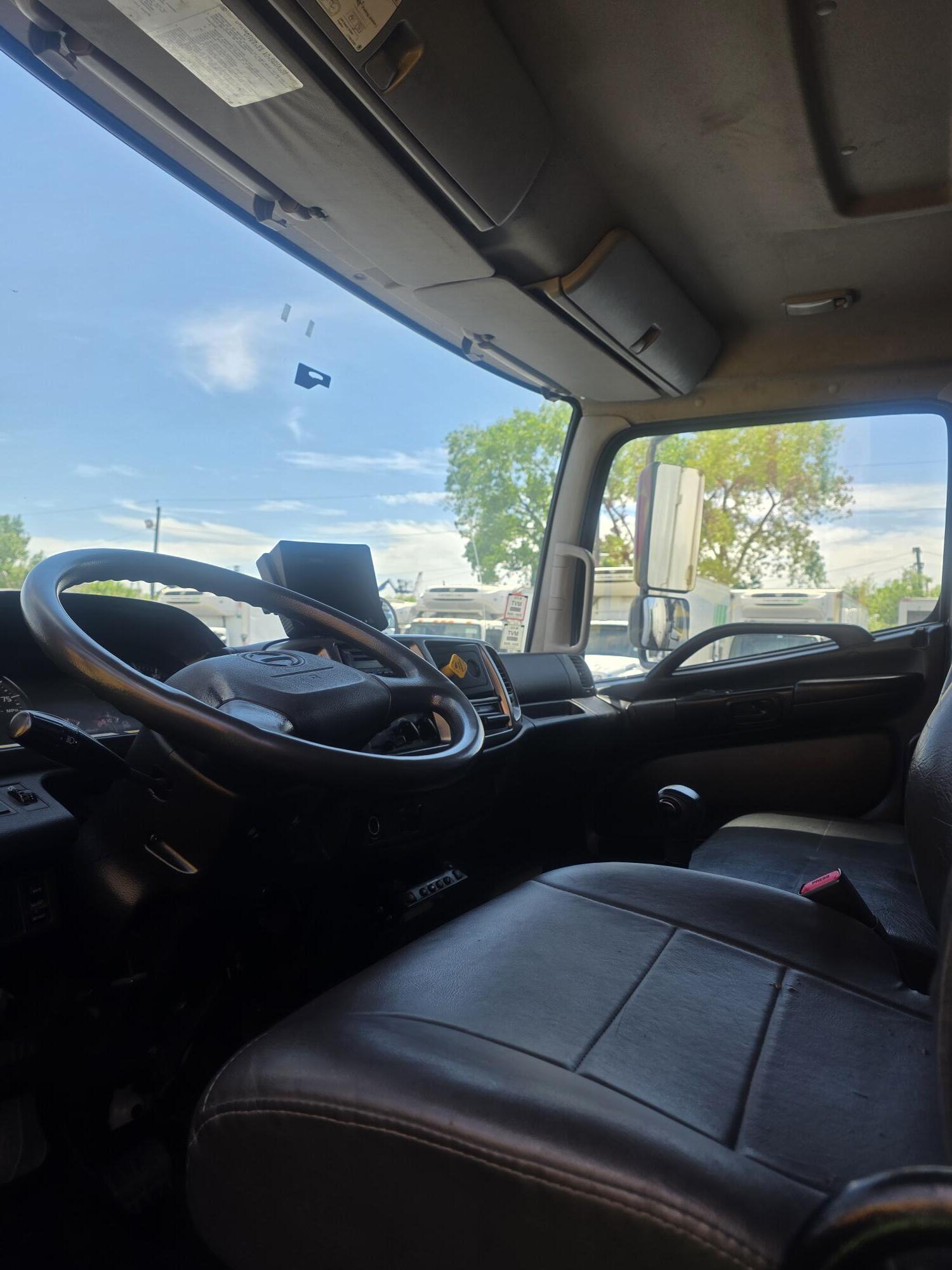 2017 Hino HINO 338
