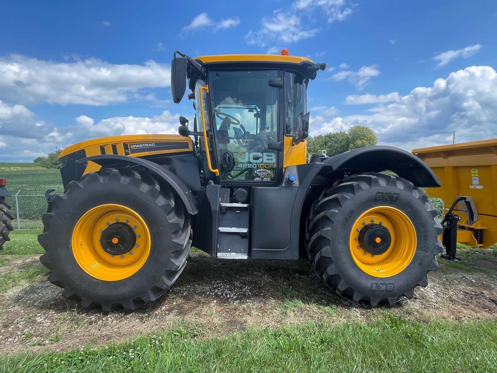 Photo of a 2025 JCB FASTRAC 4220