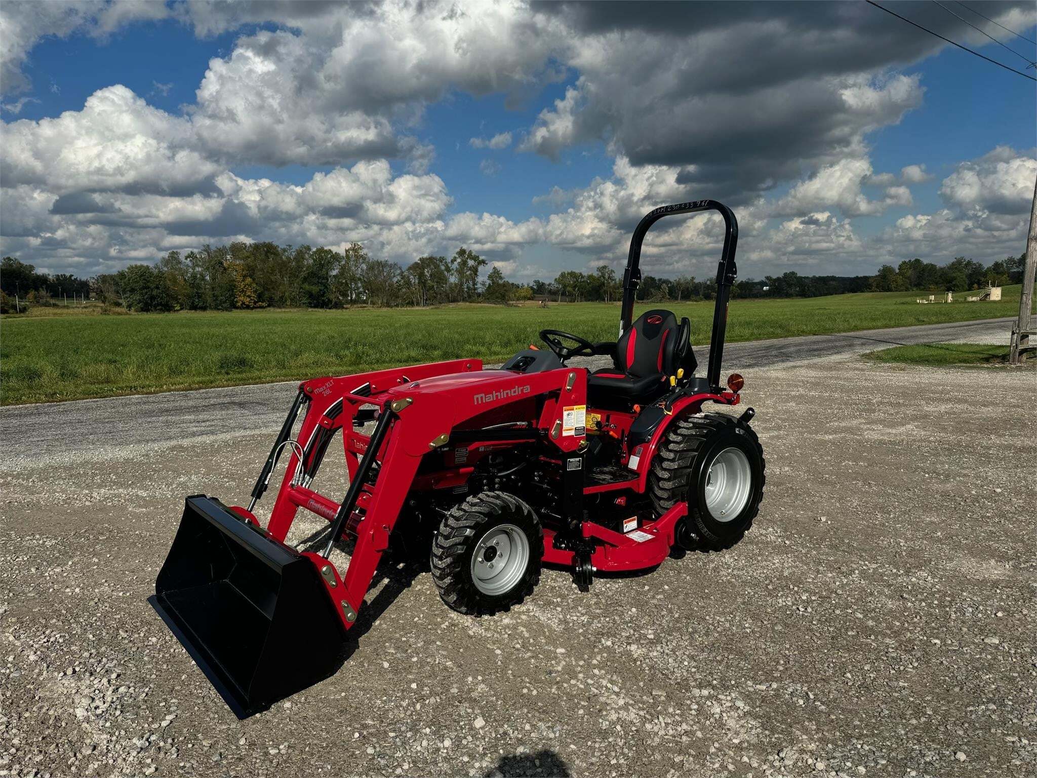 Photo of a 2023 Mahindra MAX 26XLT HST
