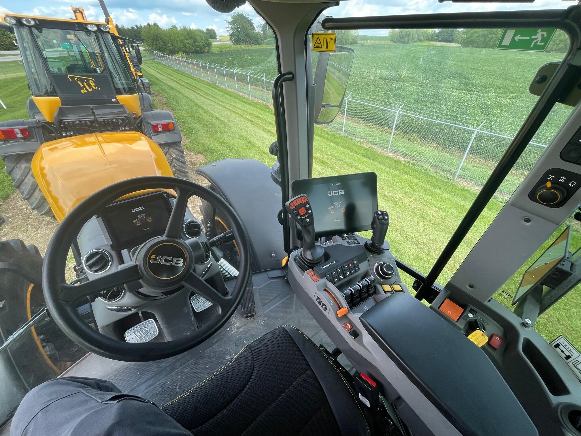 2025 JCB Fastrac 4220