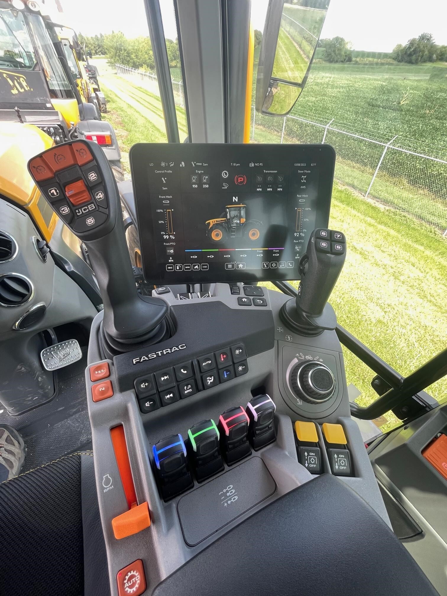 2025 JCB Fastrac 4220
