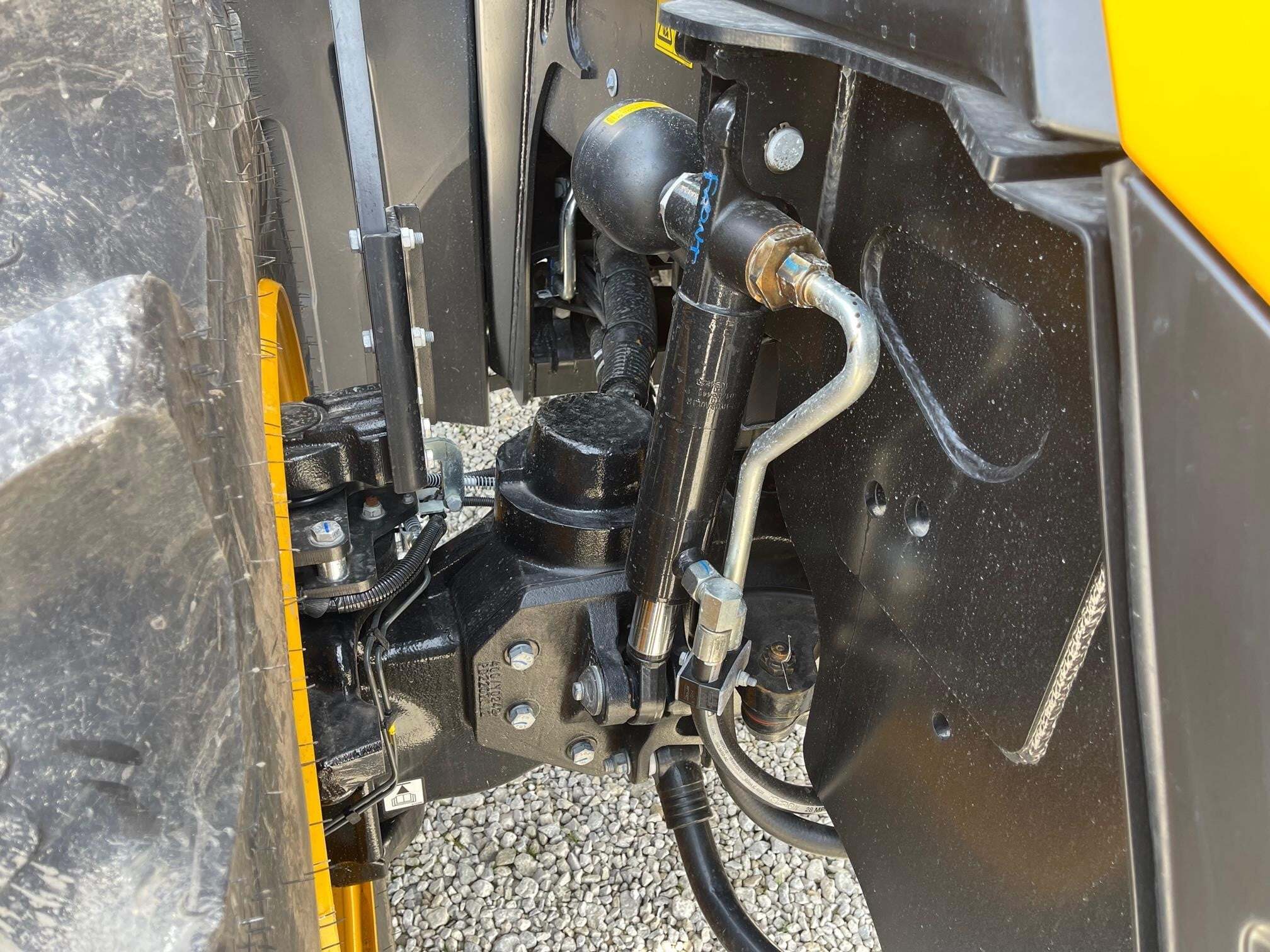 2025 JCB FASTRAC 8330
