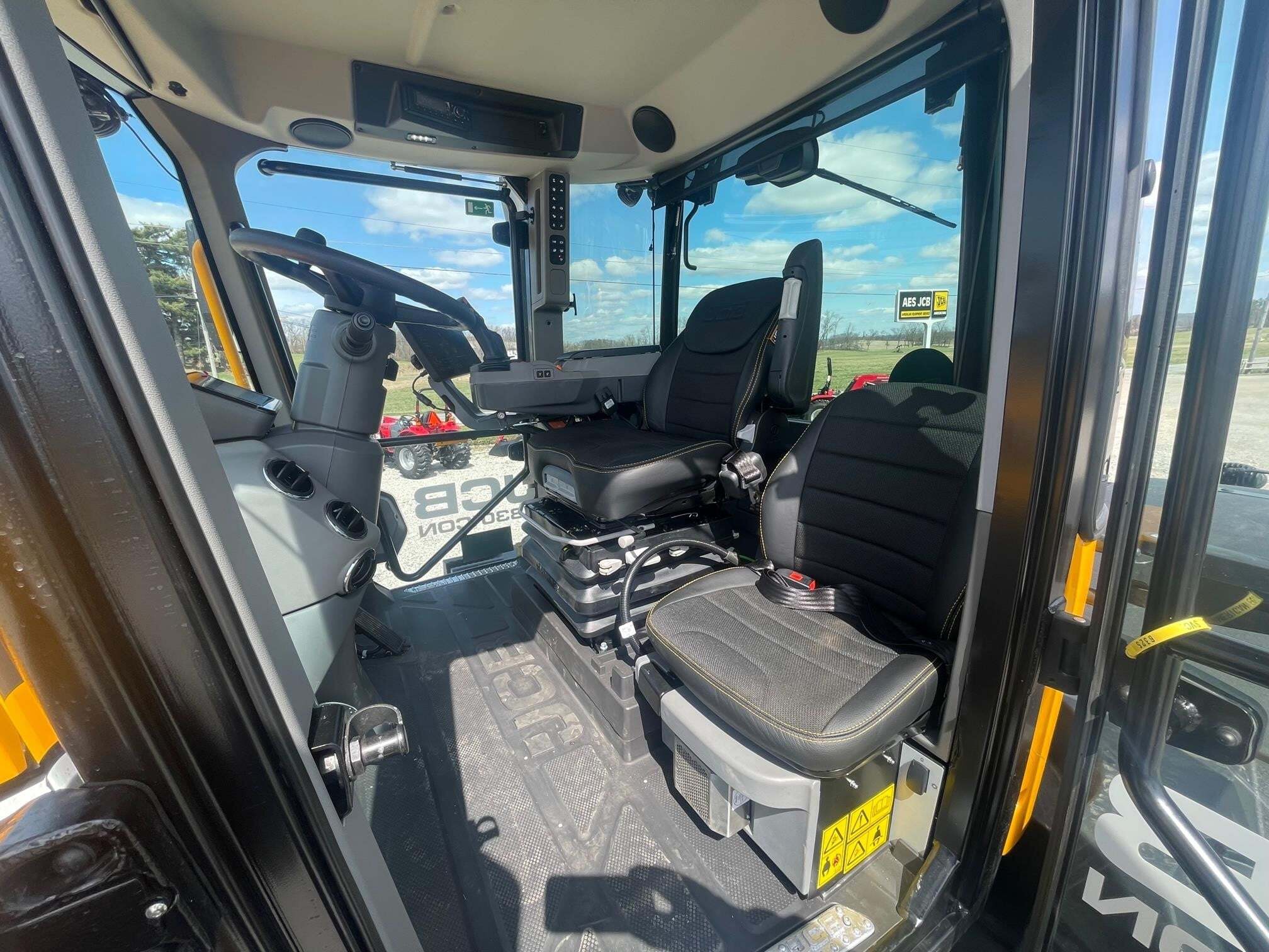 2025 JCB FASTRAC 8330