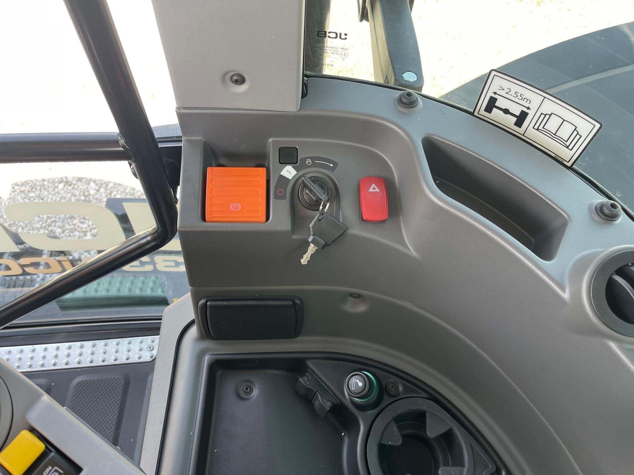 2025 JCB FASTRAC 8330