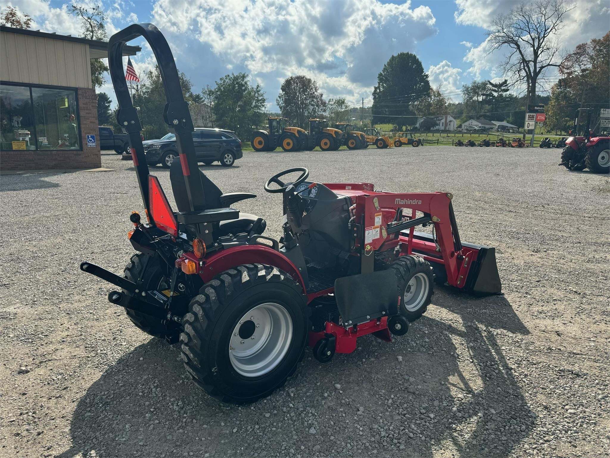 2023 Mahindra MAX 26XLT HST
