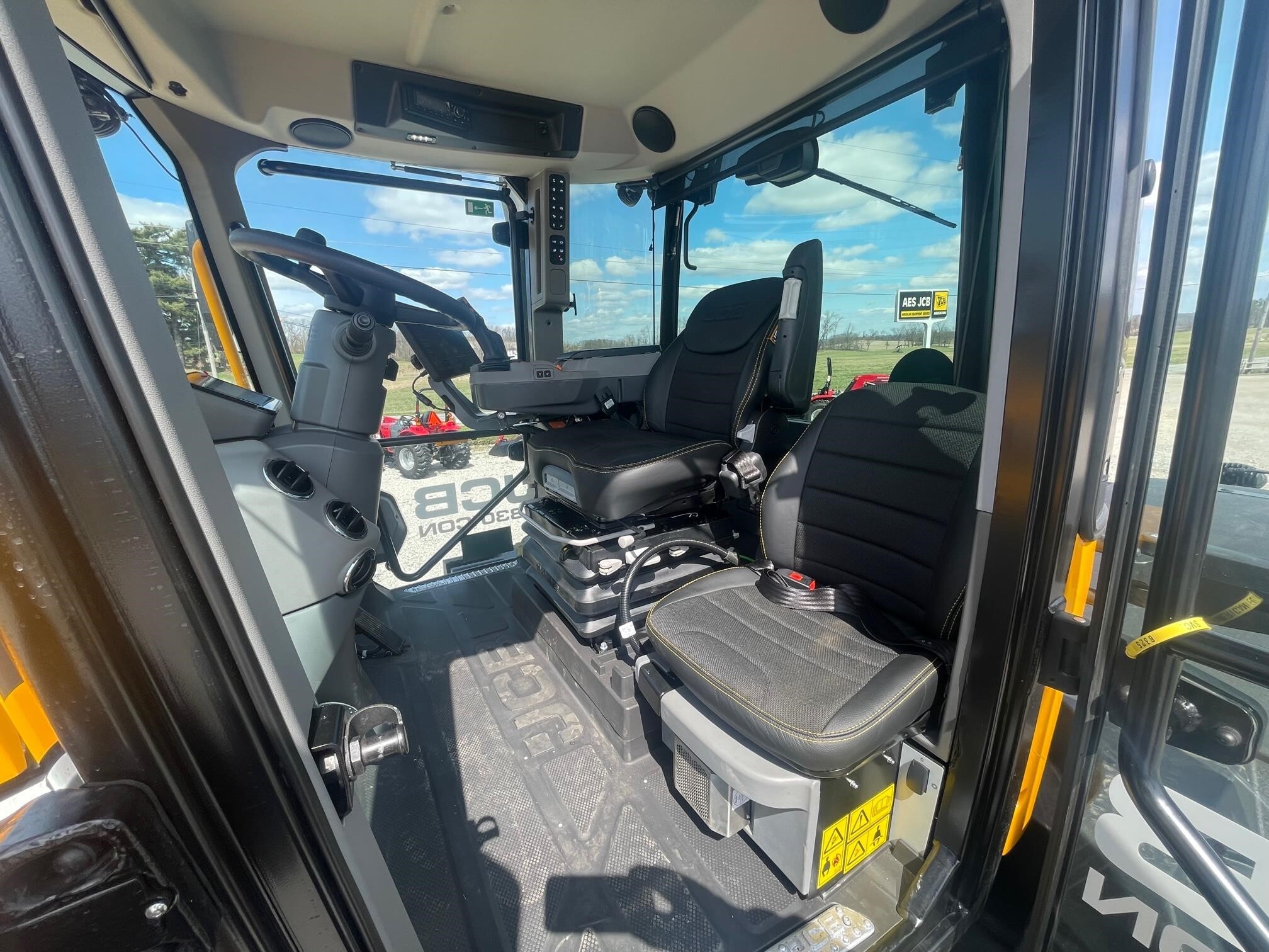 2025 JCB FASTRAC 8330
