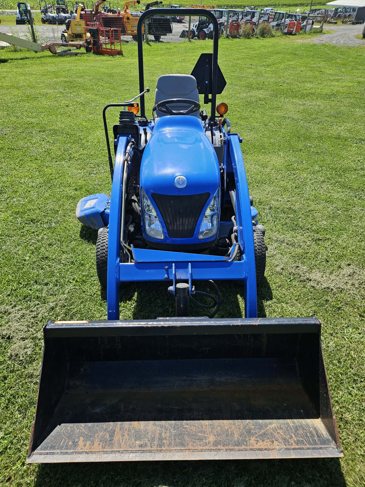 0 New Holland Boomer™ Sub-Compact - TZ25DA