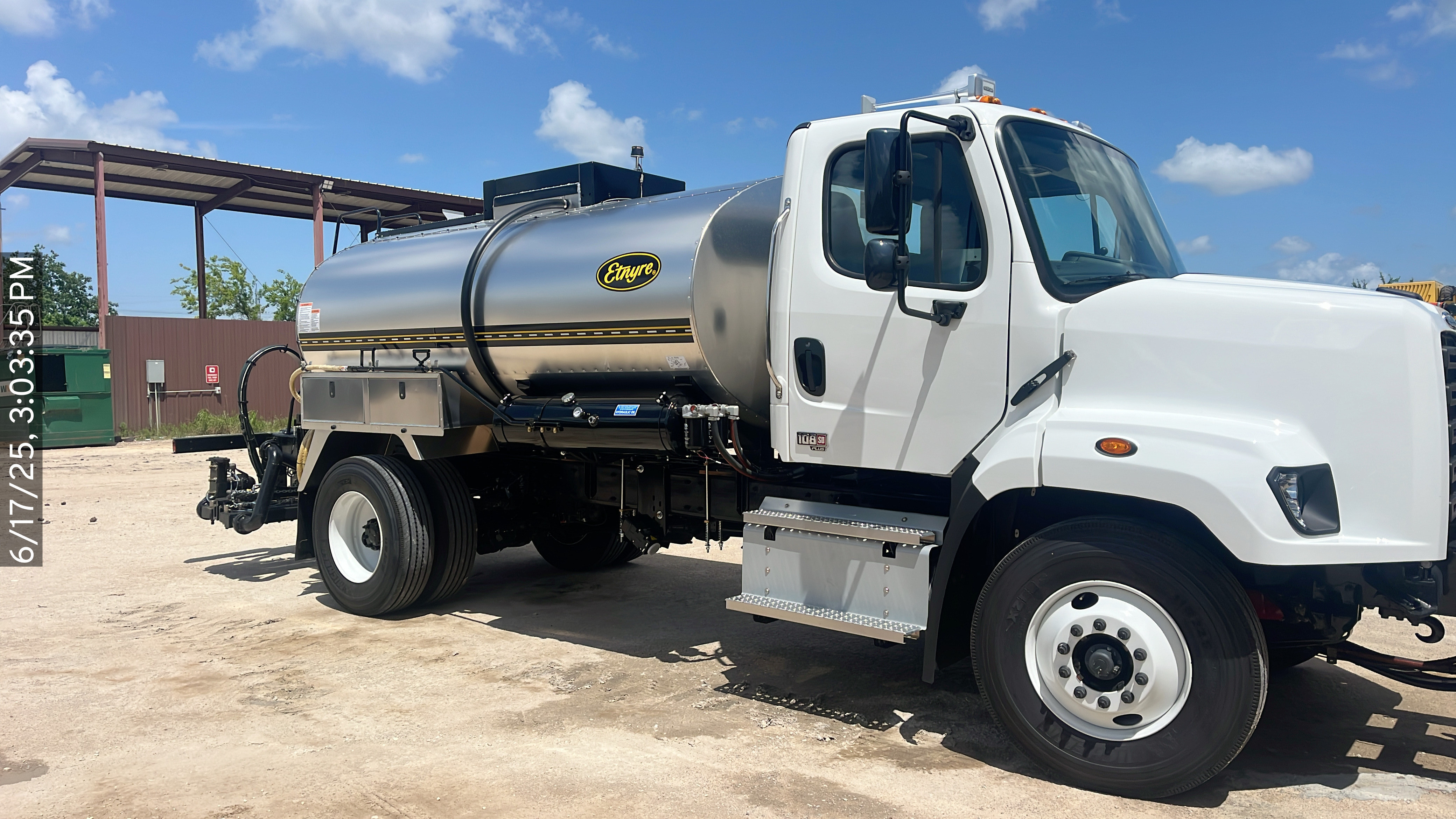 Photo of a 2025 Etnyre Distributor