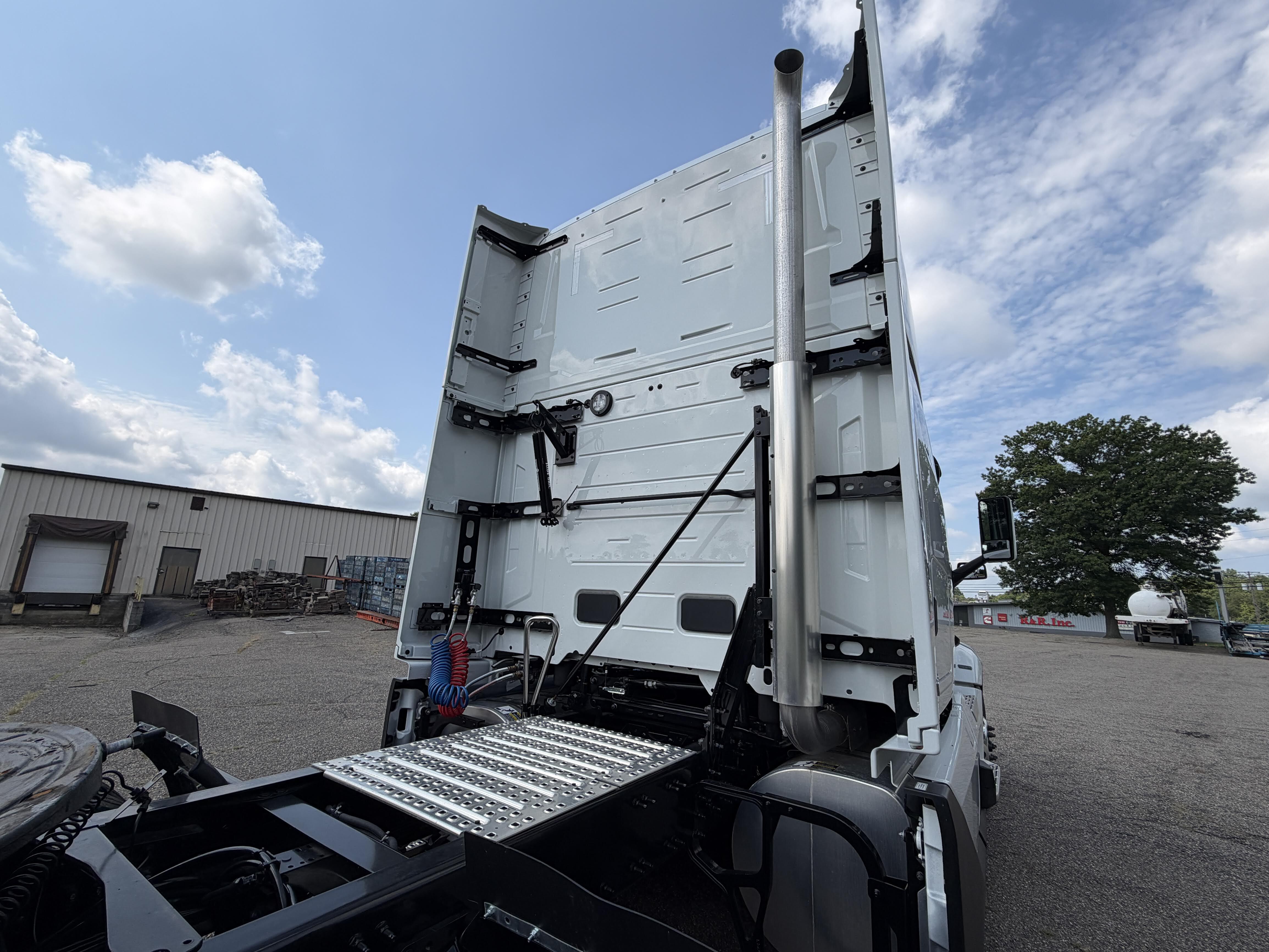 2027 Volvo VNL64T860