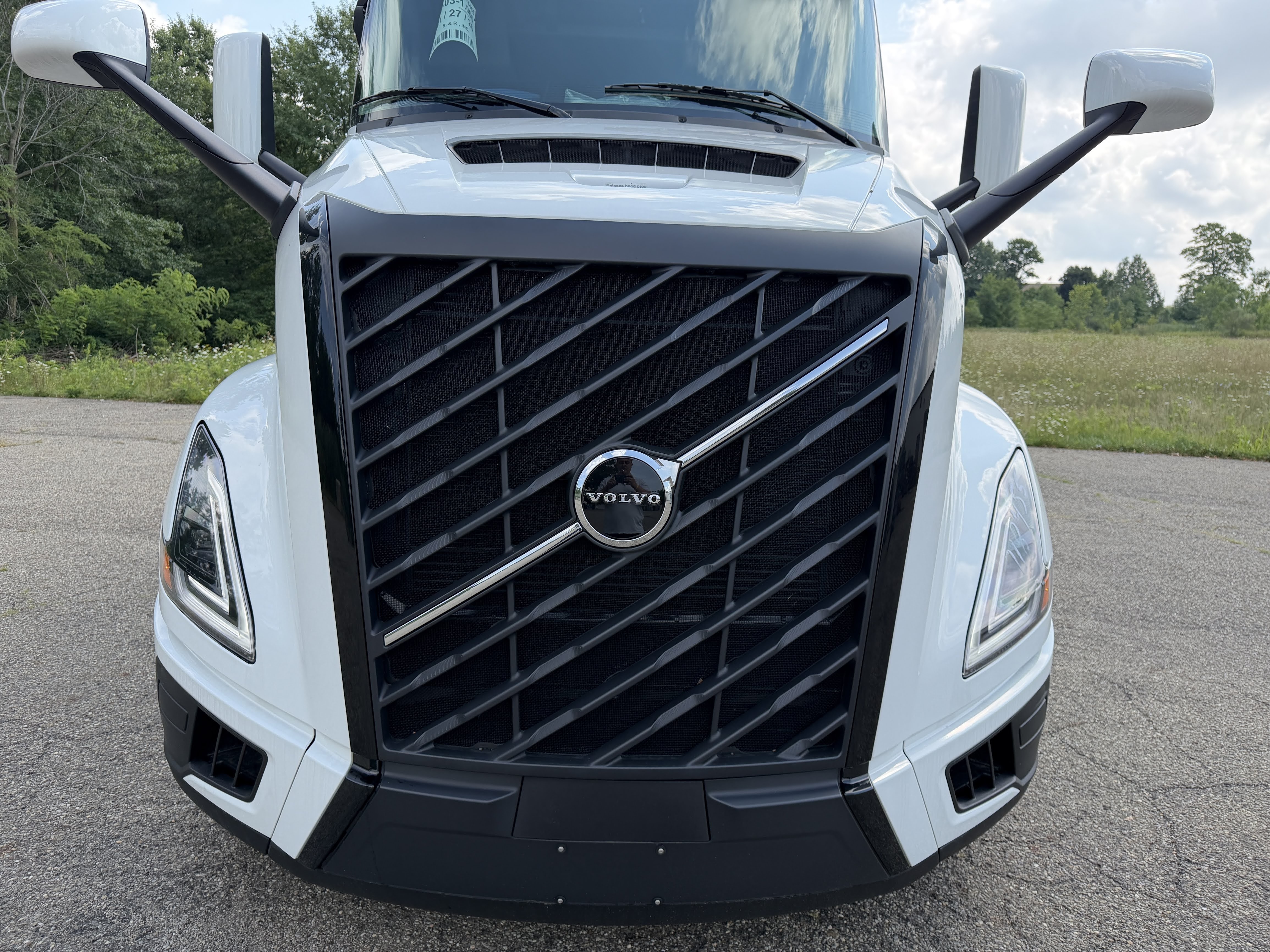 2027 Volvo VNL64T860