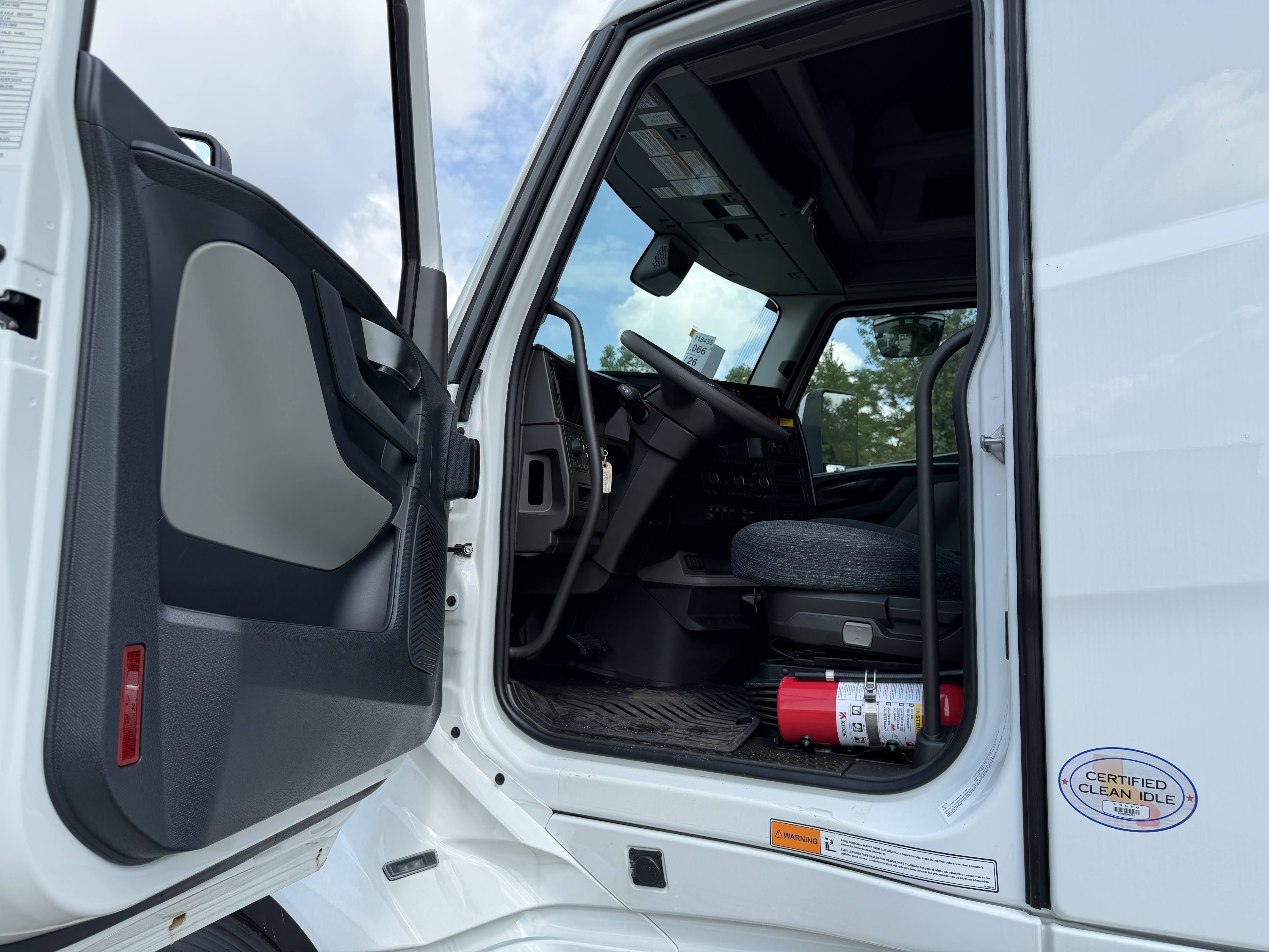 2027 Volvo VNL64T860