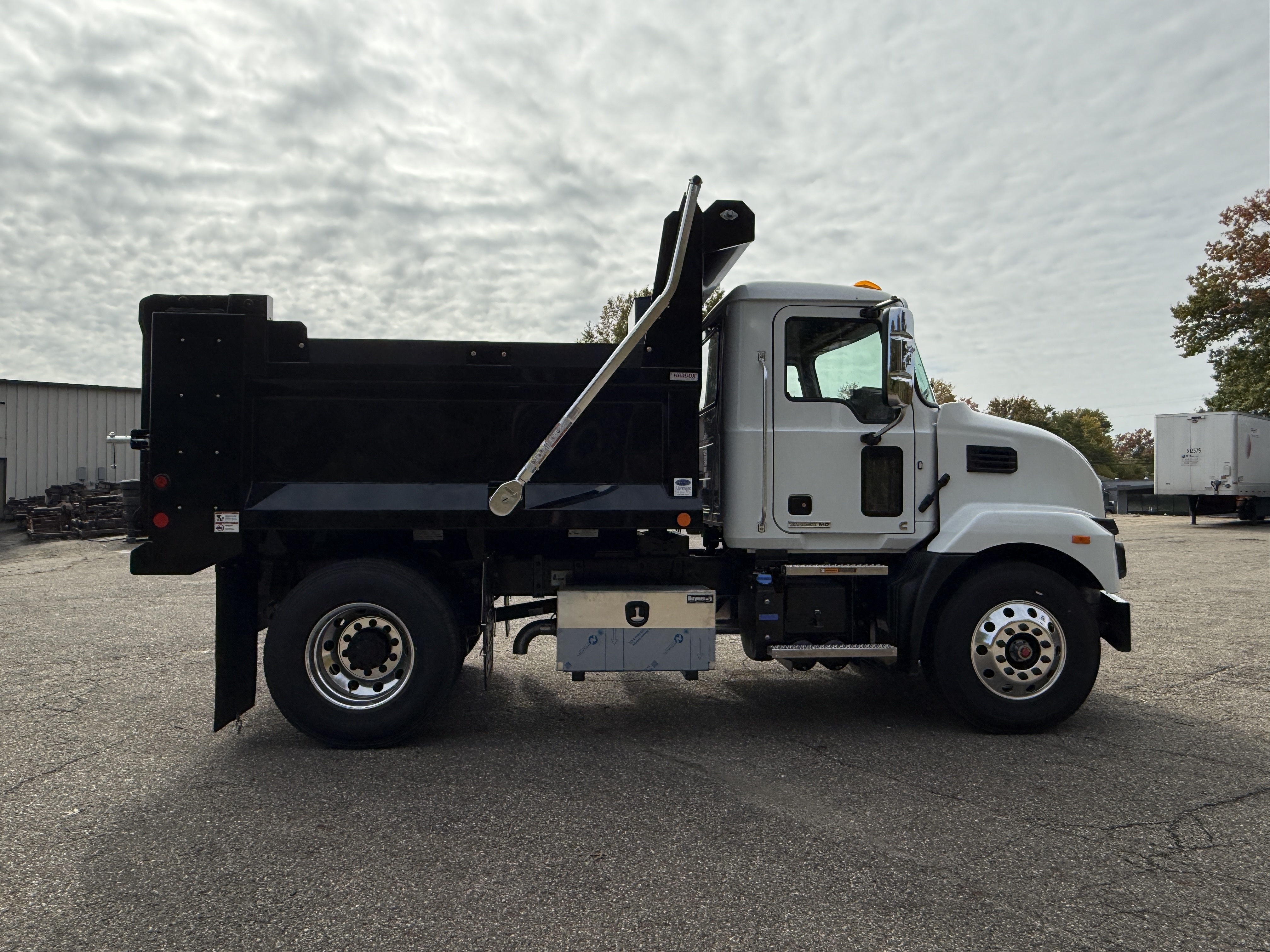 2027 Mack MD7