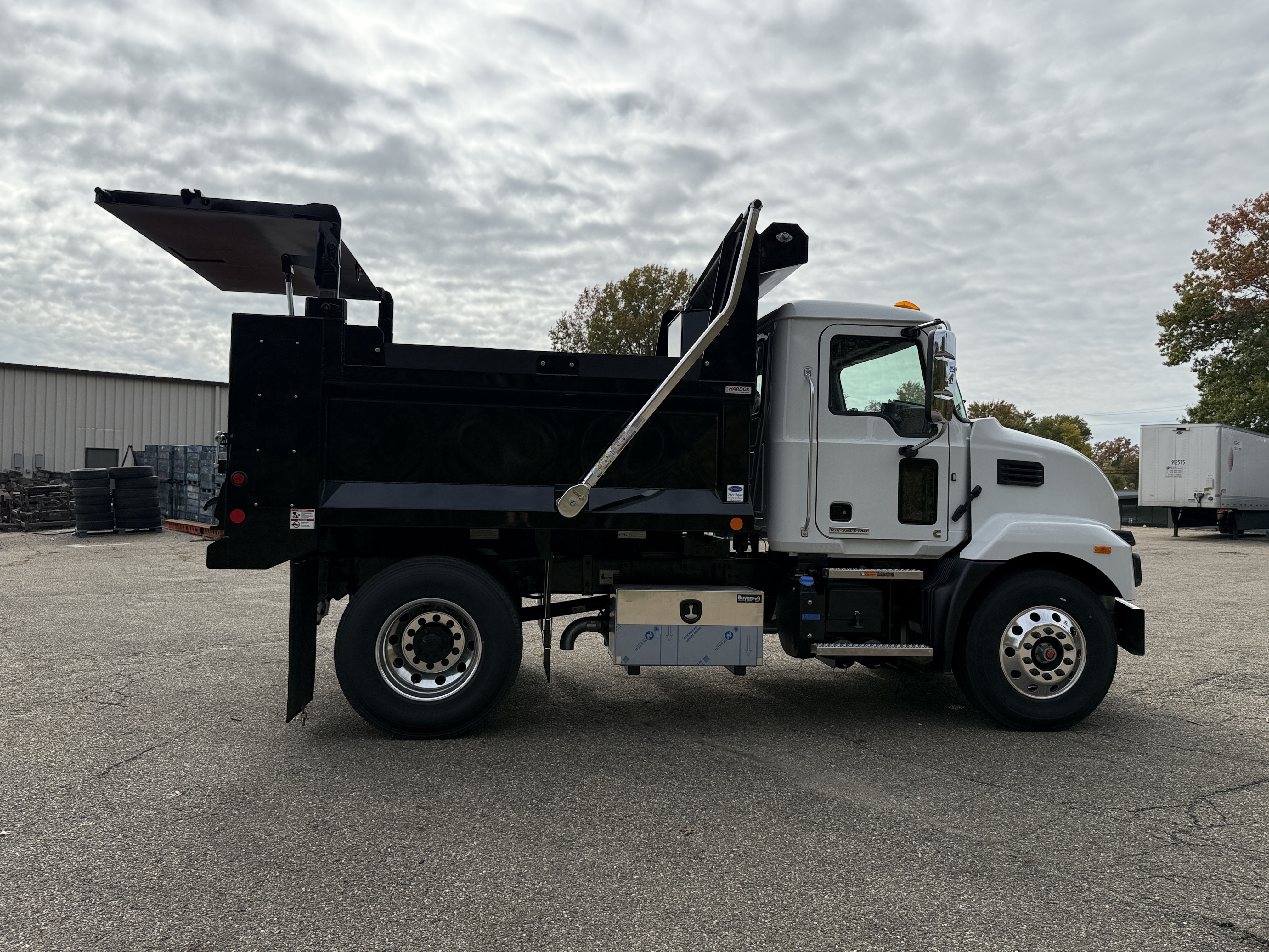 2027 Mack MD7