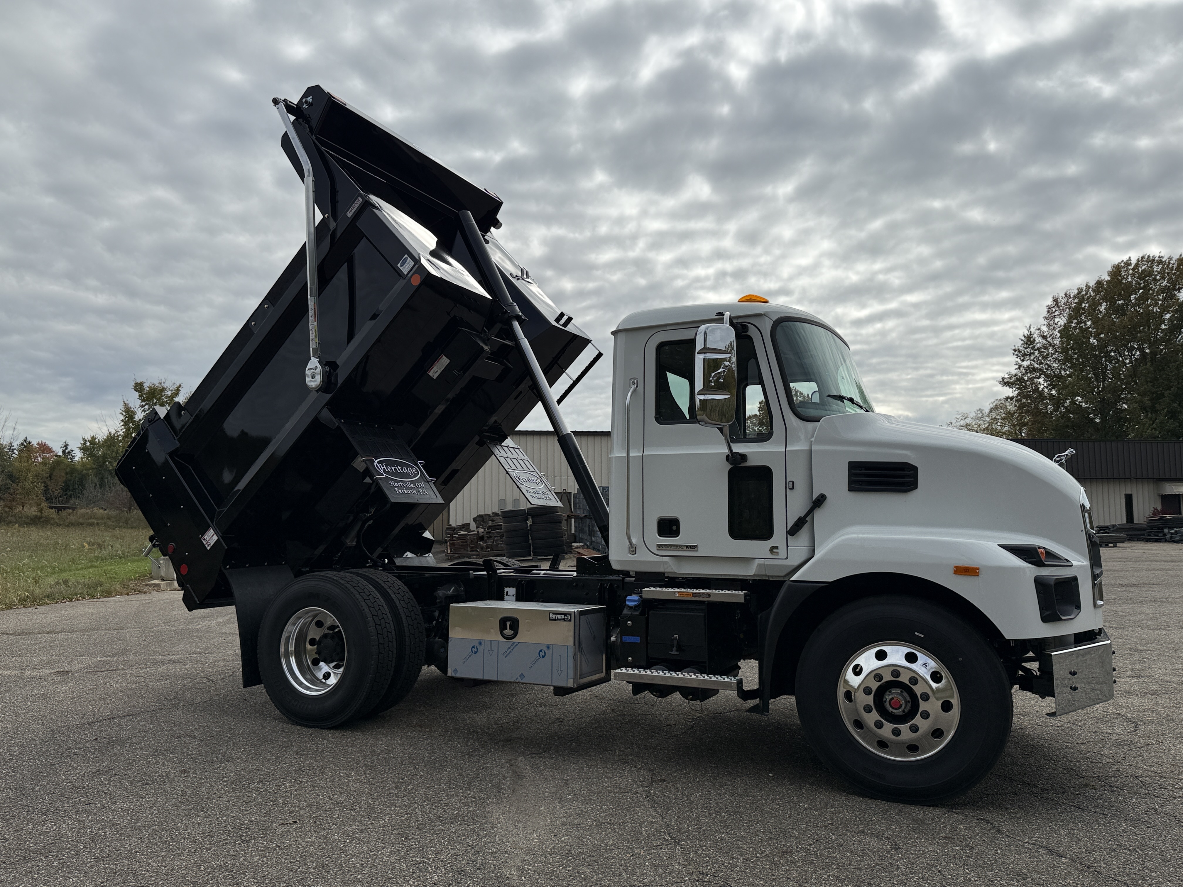 2027 Mack MD7