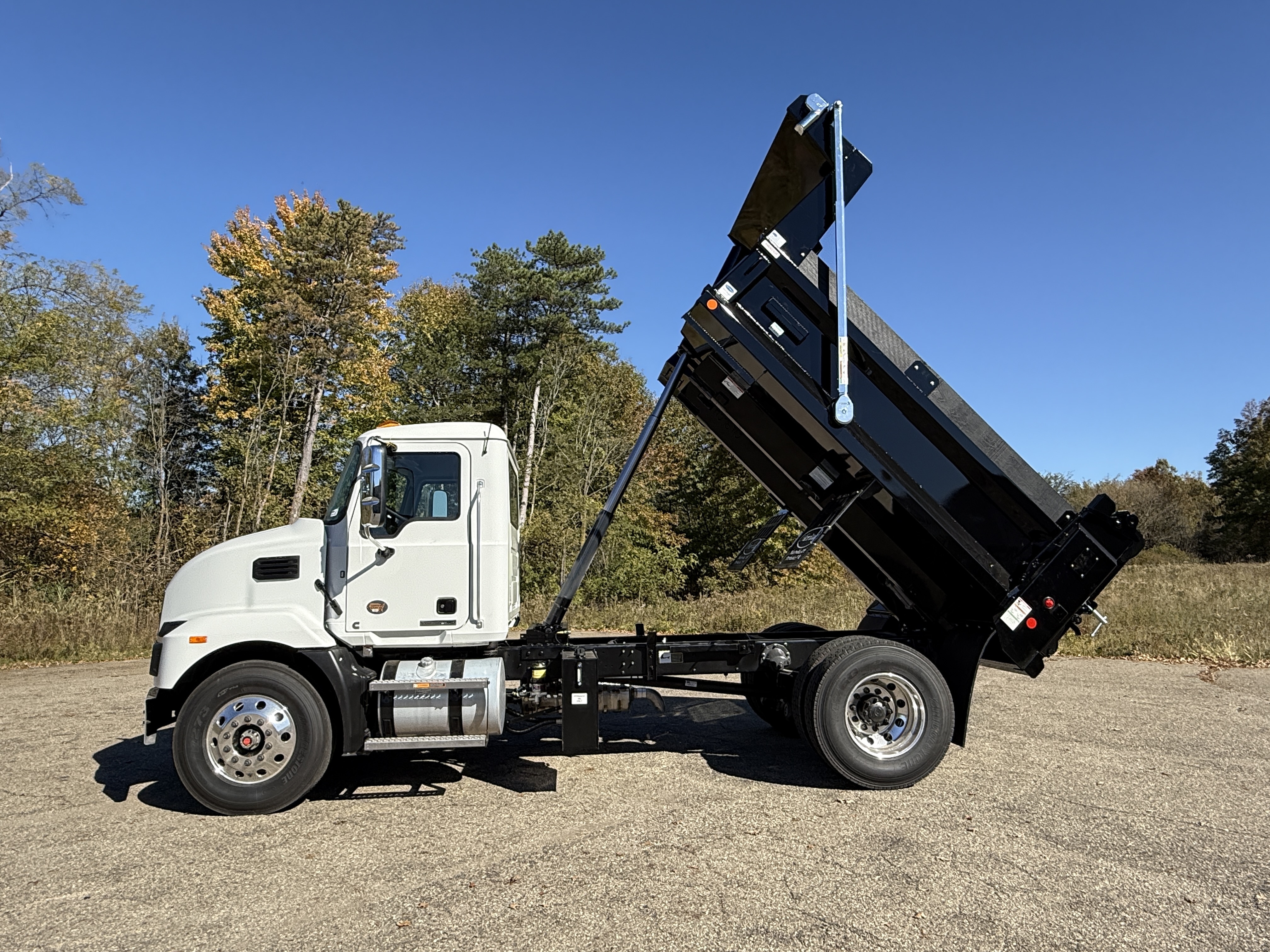 2027 Mack MD7