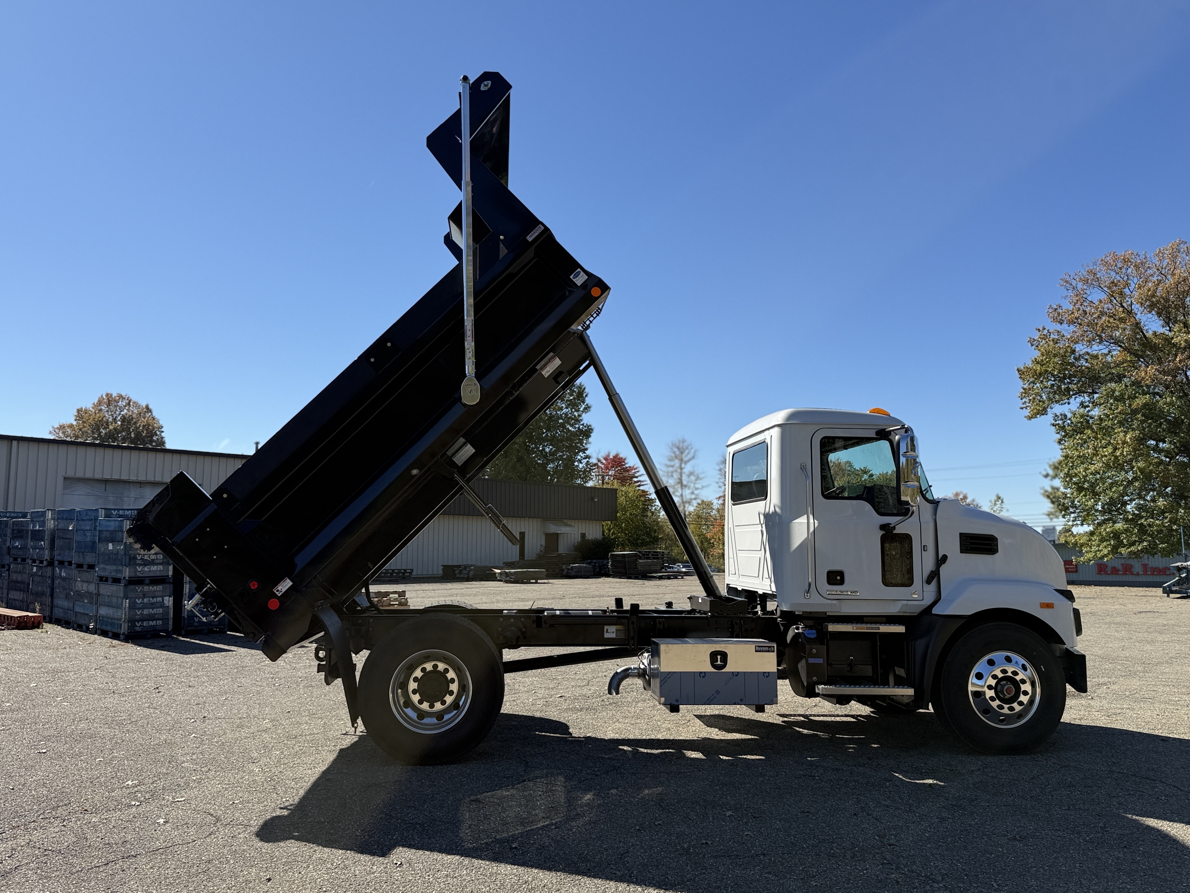 2027 Mack MD7