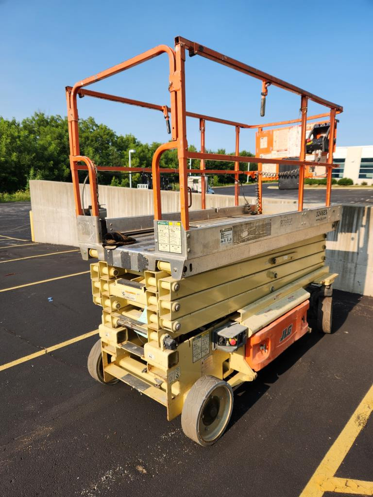 2013 JLG 3246ES