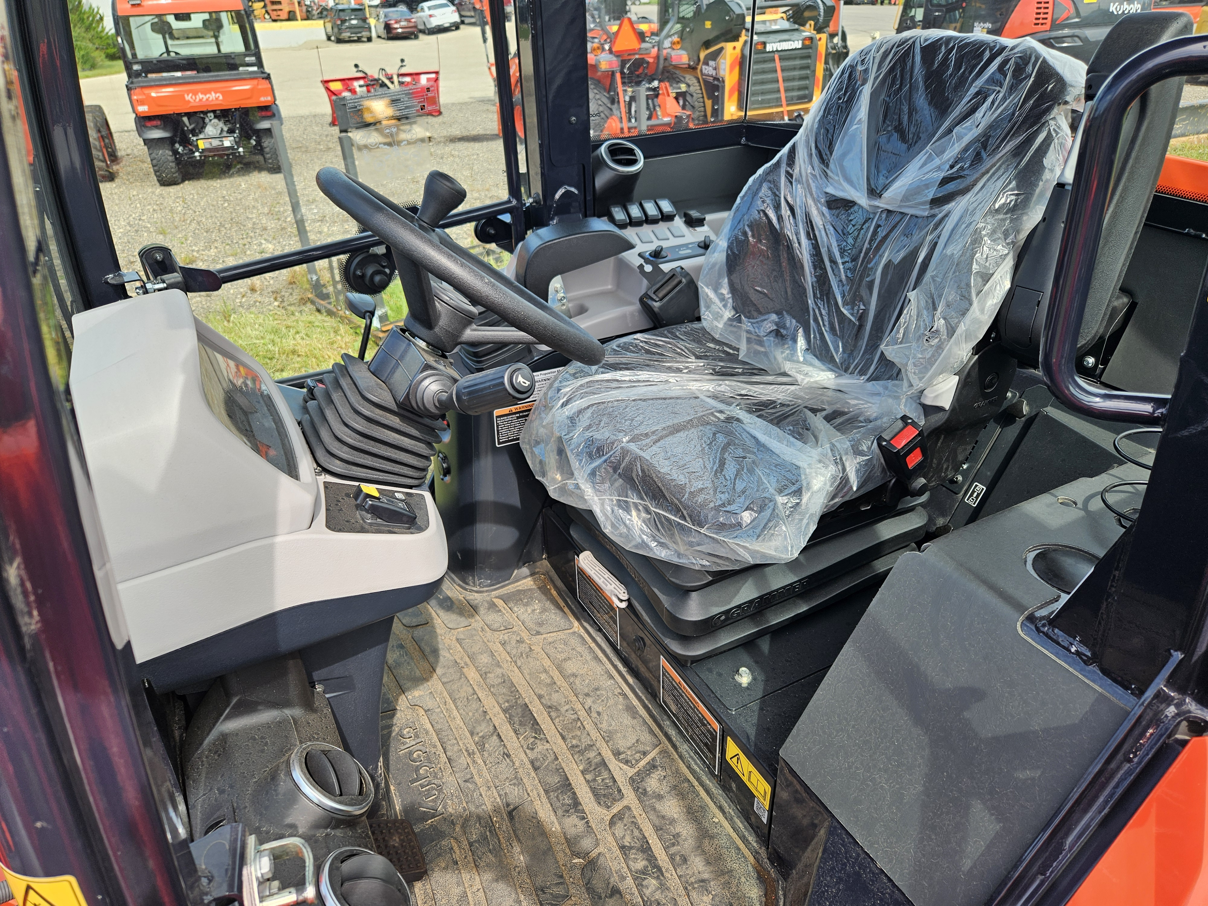 2025 Kubota R640R43