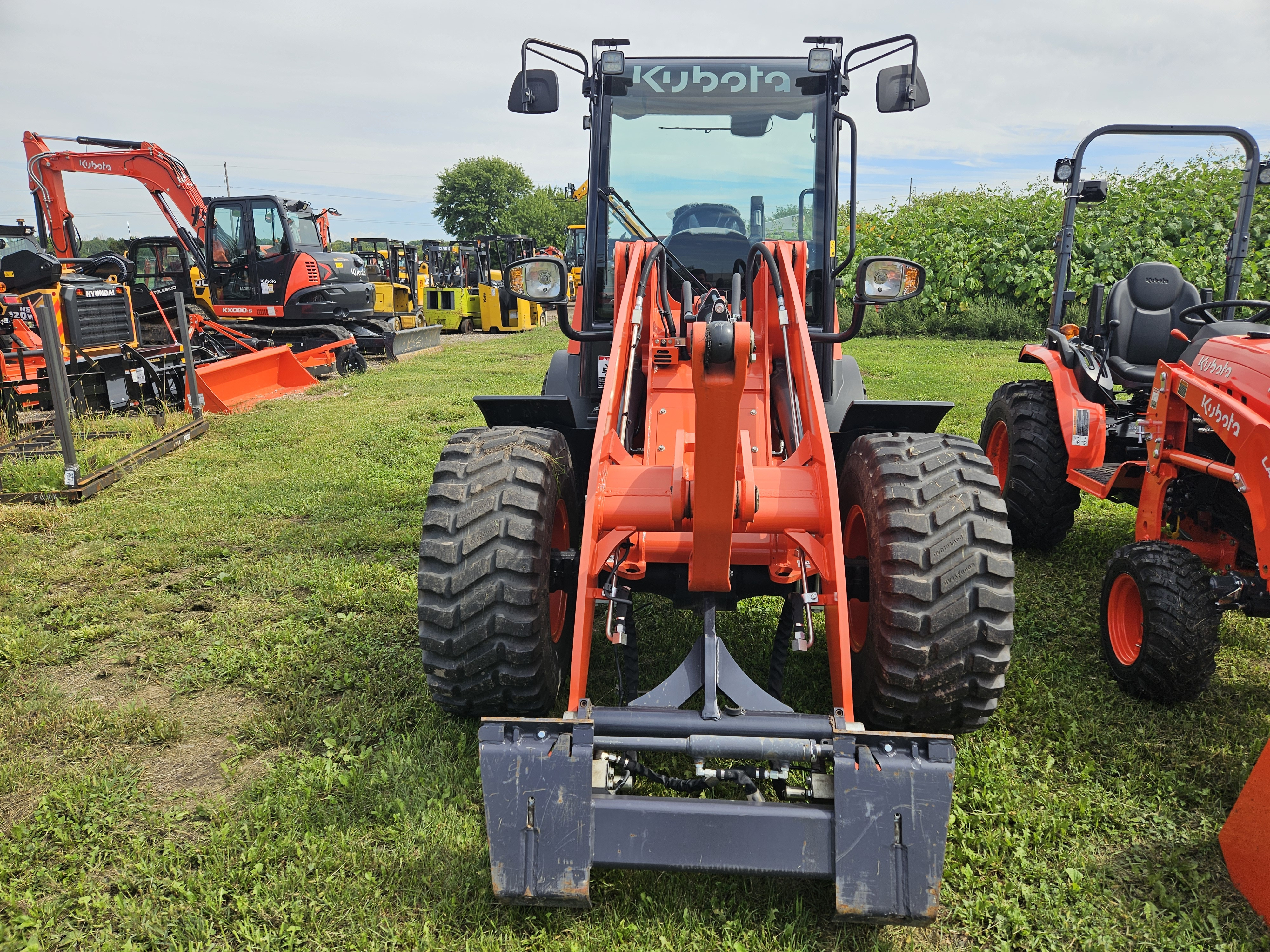 2025 Kubota R640R43