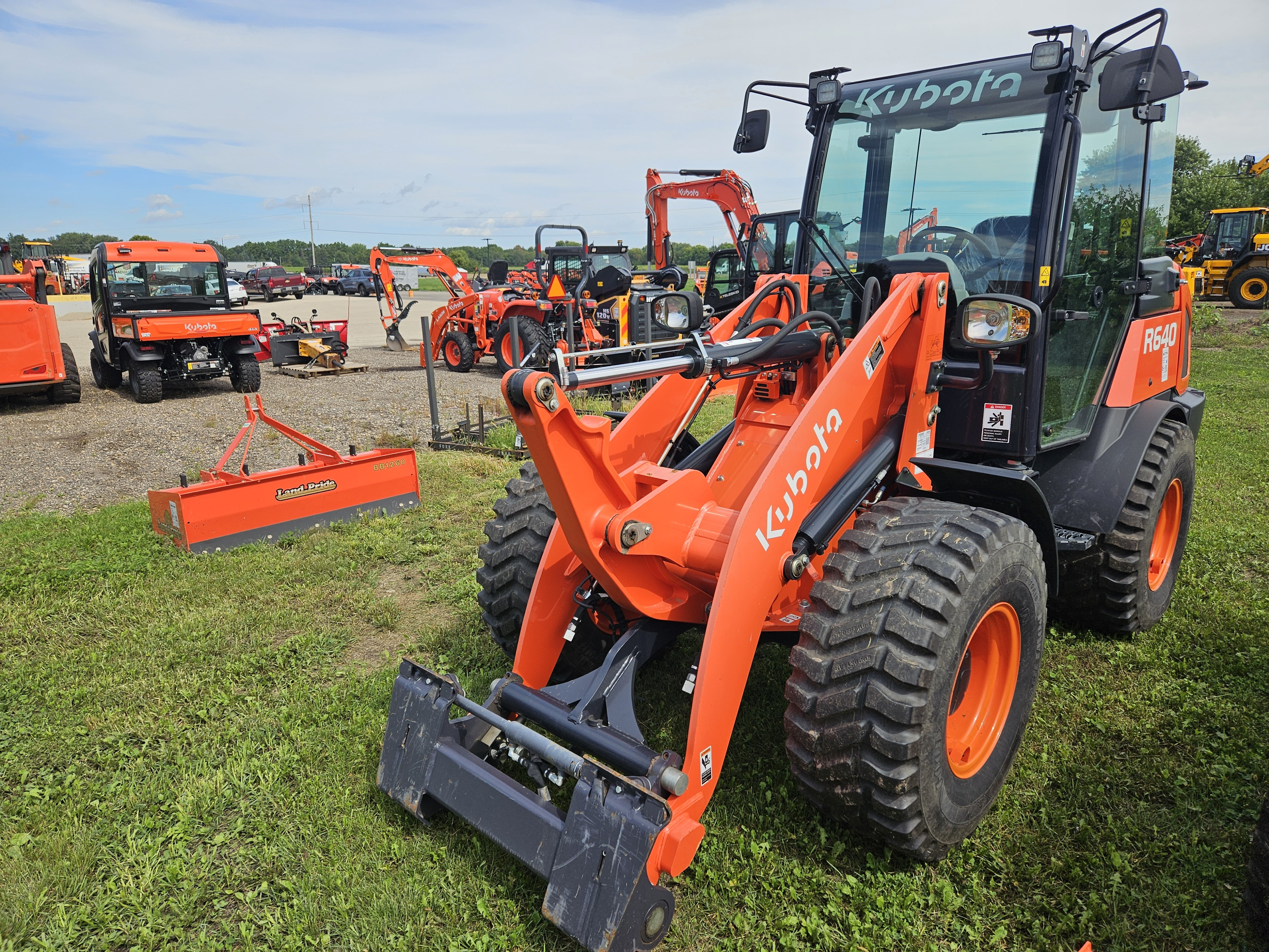 2025 Kubota R640R43