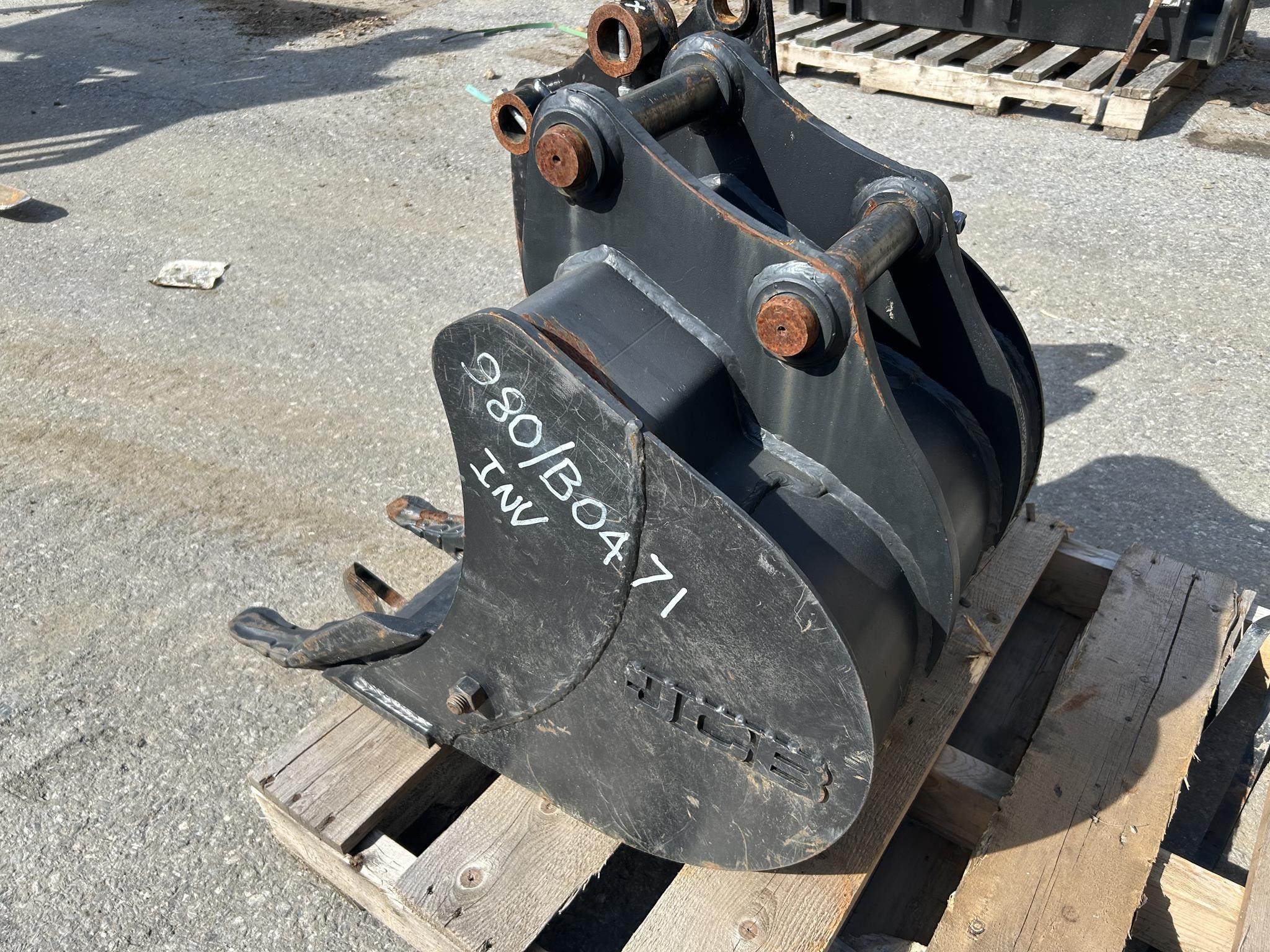 2023 JCB 18" BUCKET