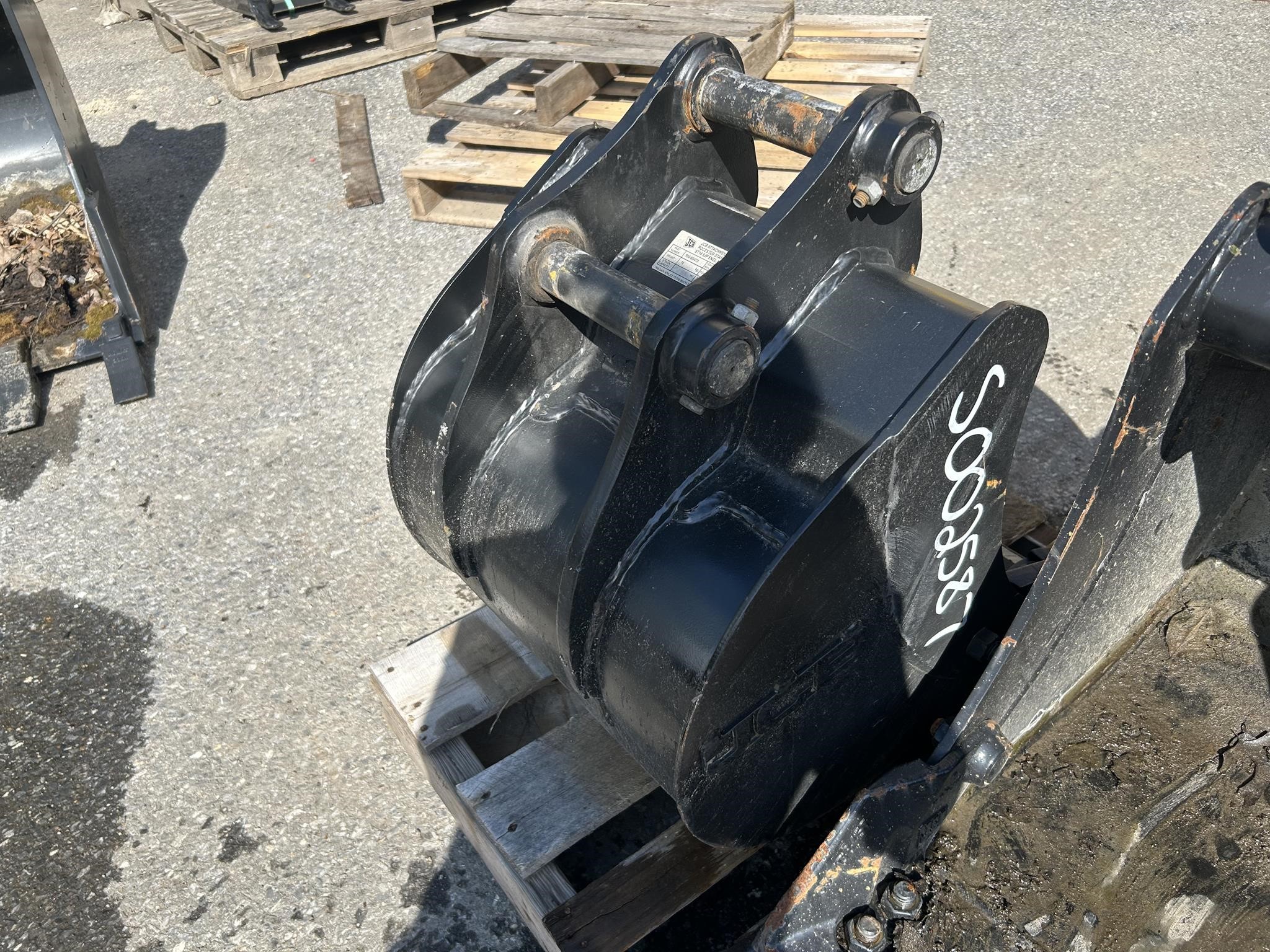 2023 JCB 18" BUCKET