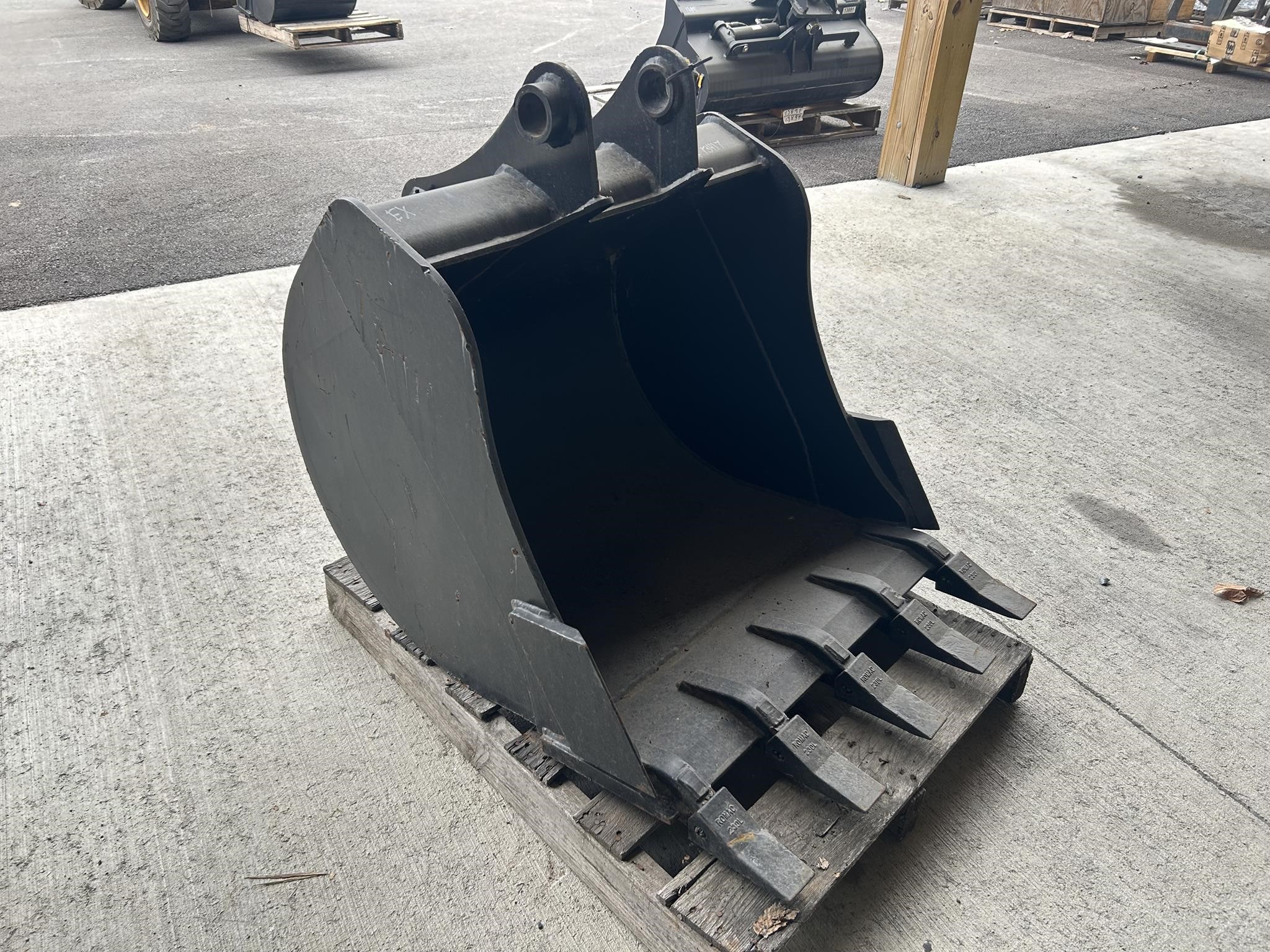 2019 JCB 30" DIGGING BUCKET
