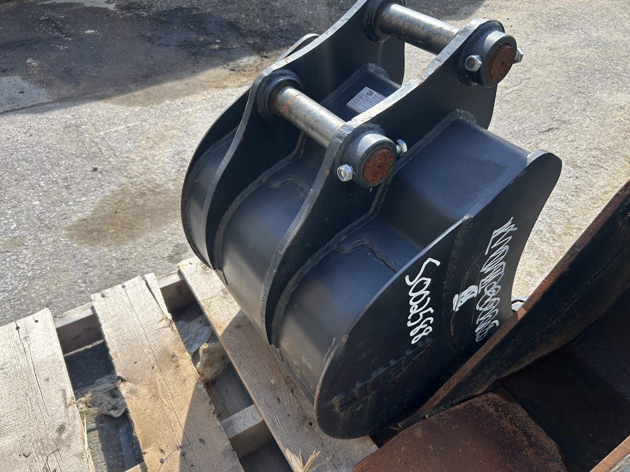 2023 JCB 18" BUCKET