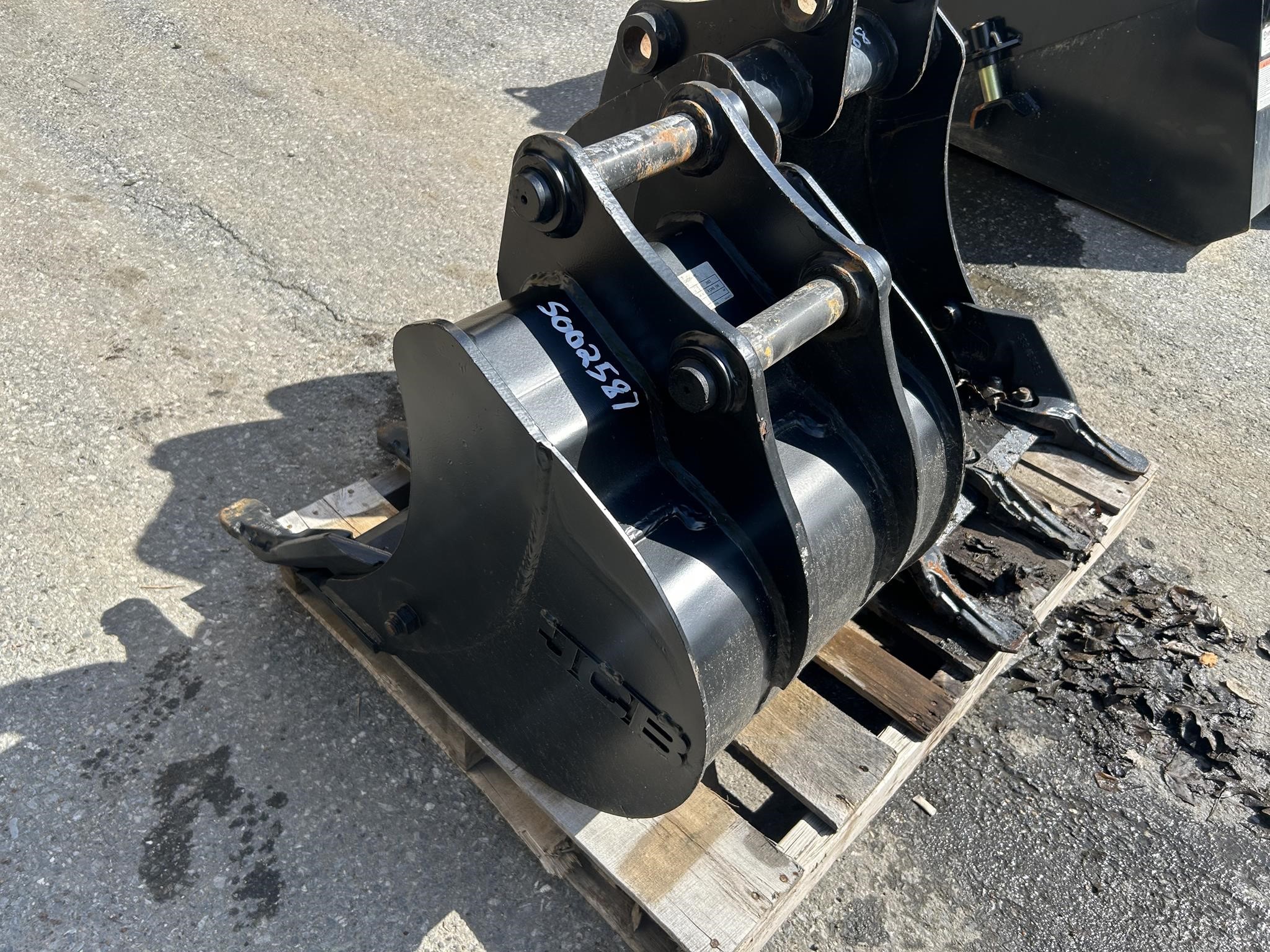 2023 JCB 18" BUCKET