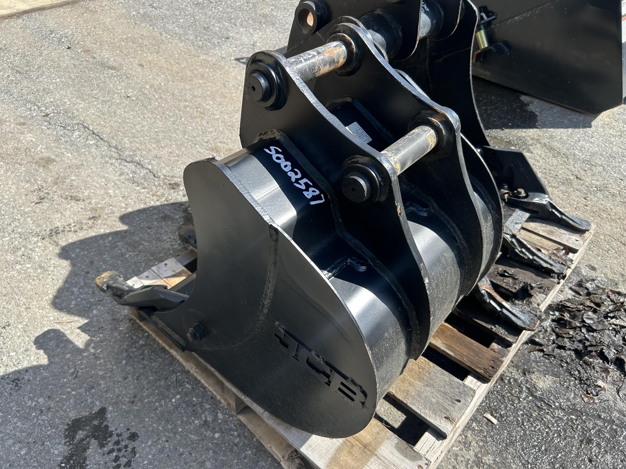 2023 JCB 18" BUCKET