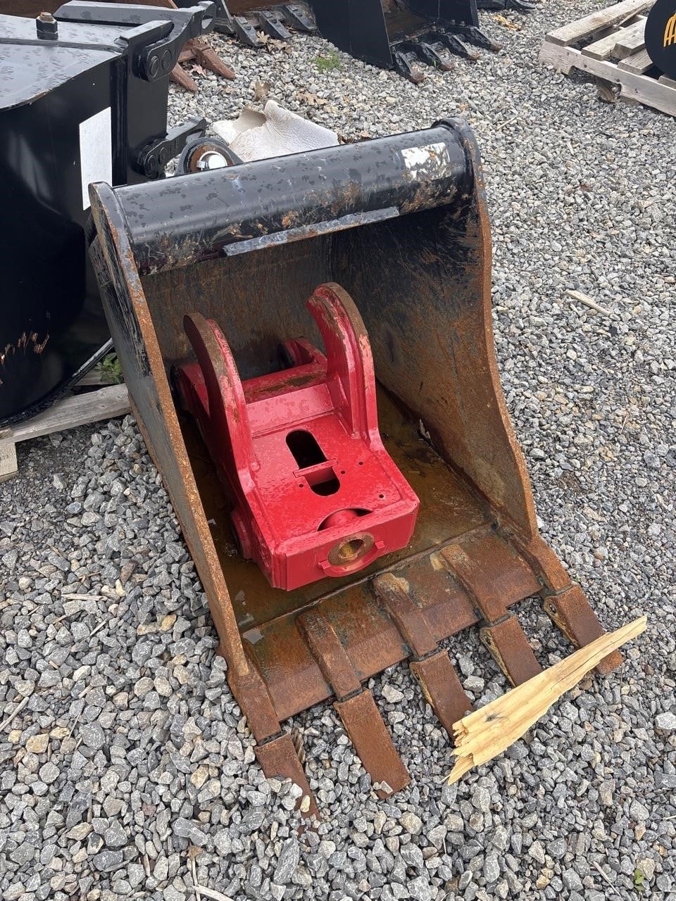 Photo of 2025 Wain Roy 24" BUCKET