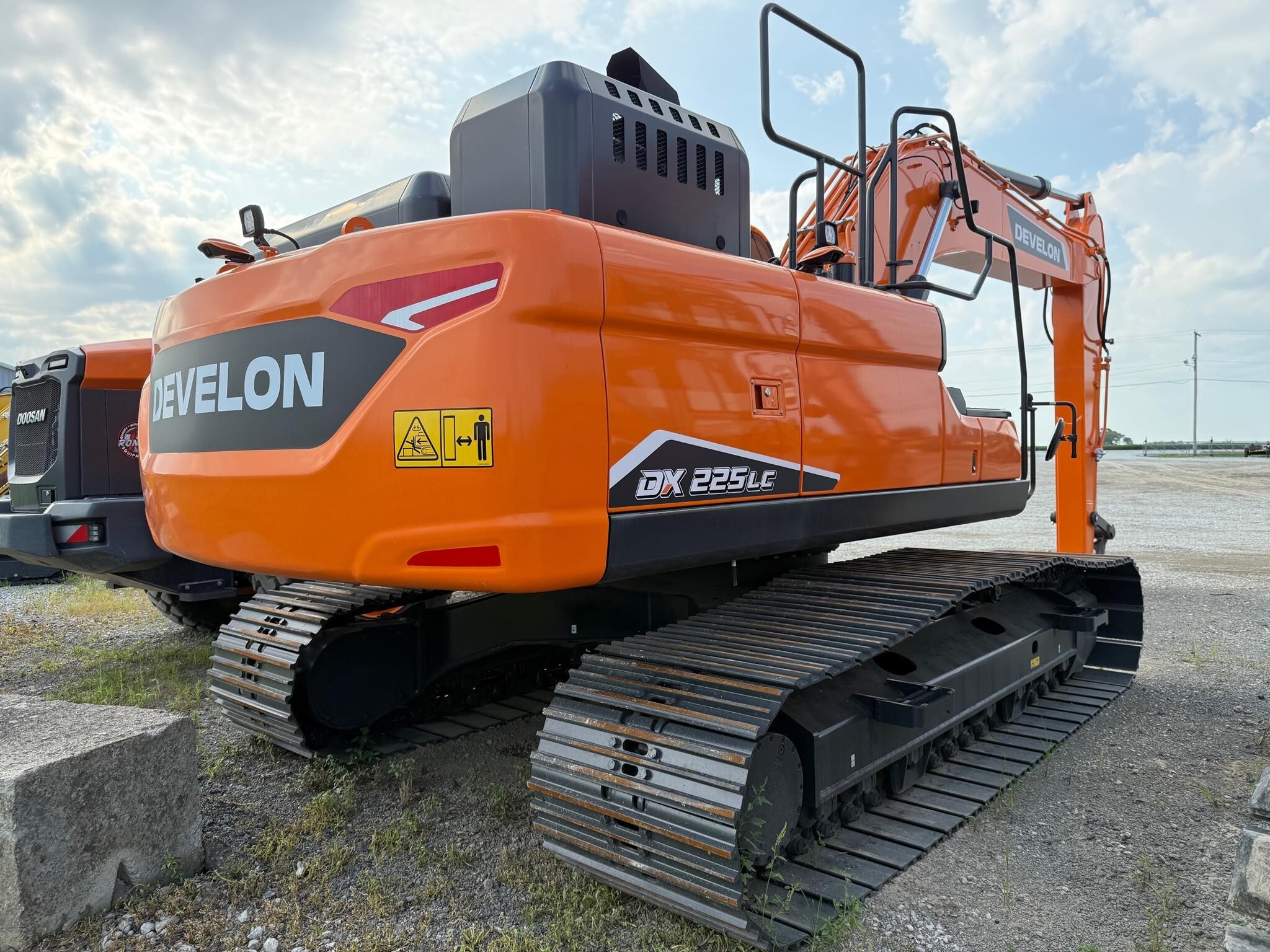 2025 Develon DX225 LC-7