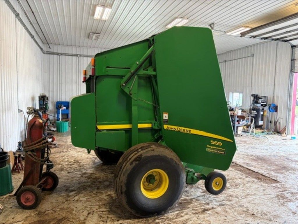 Photo of a 2014 John Deere 569