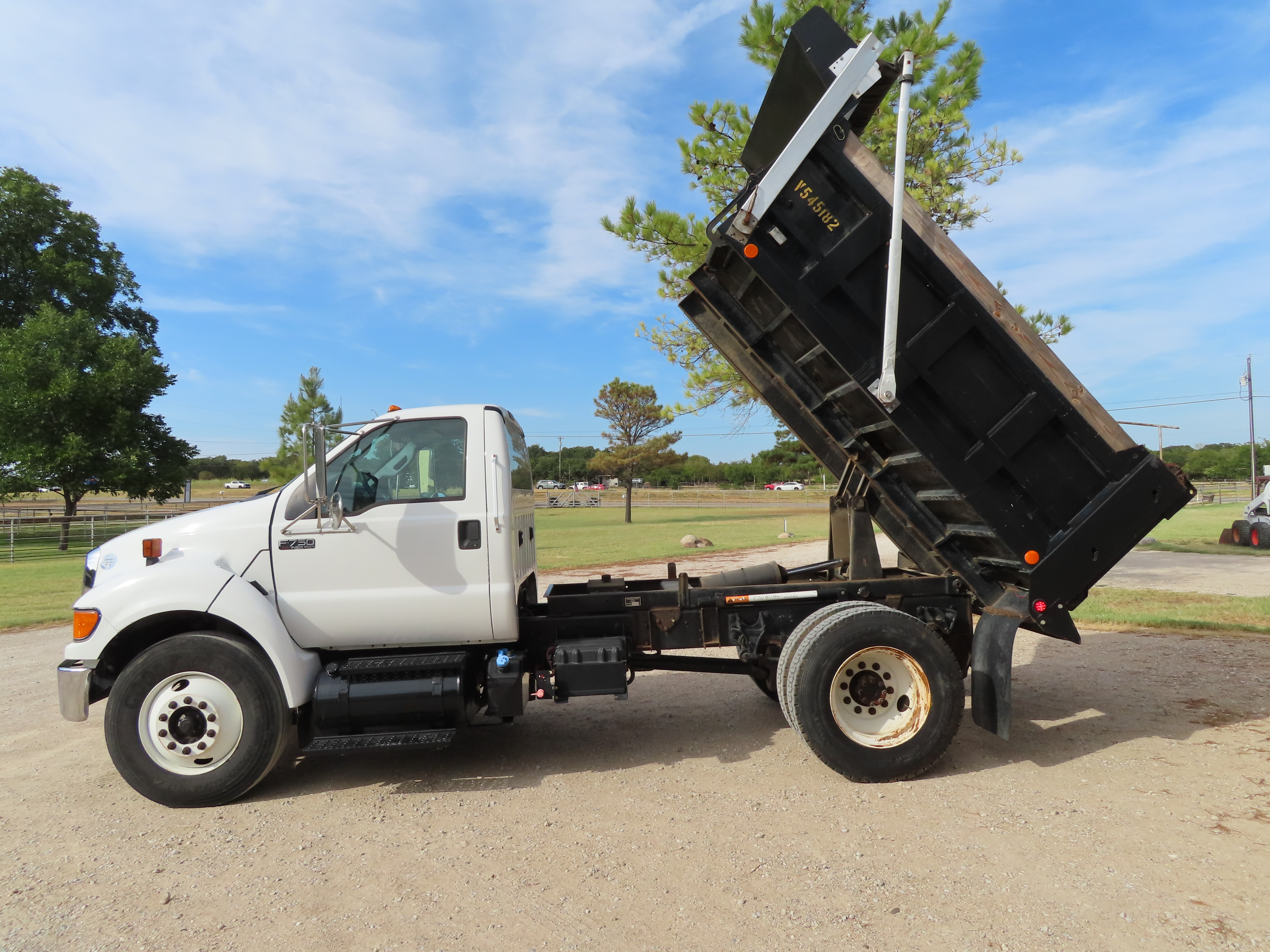 2015 Ford F750 DUMP TRUCK - TRK