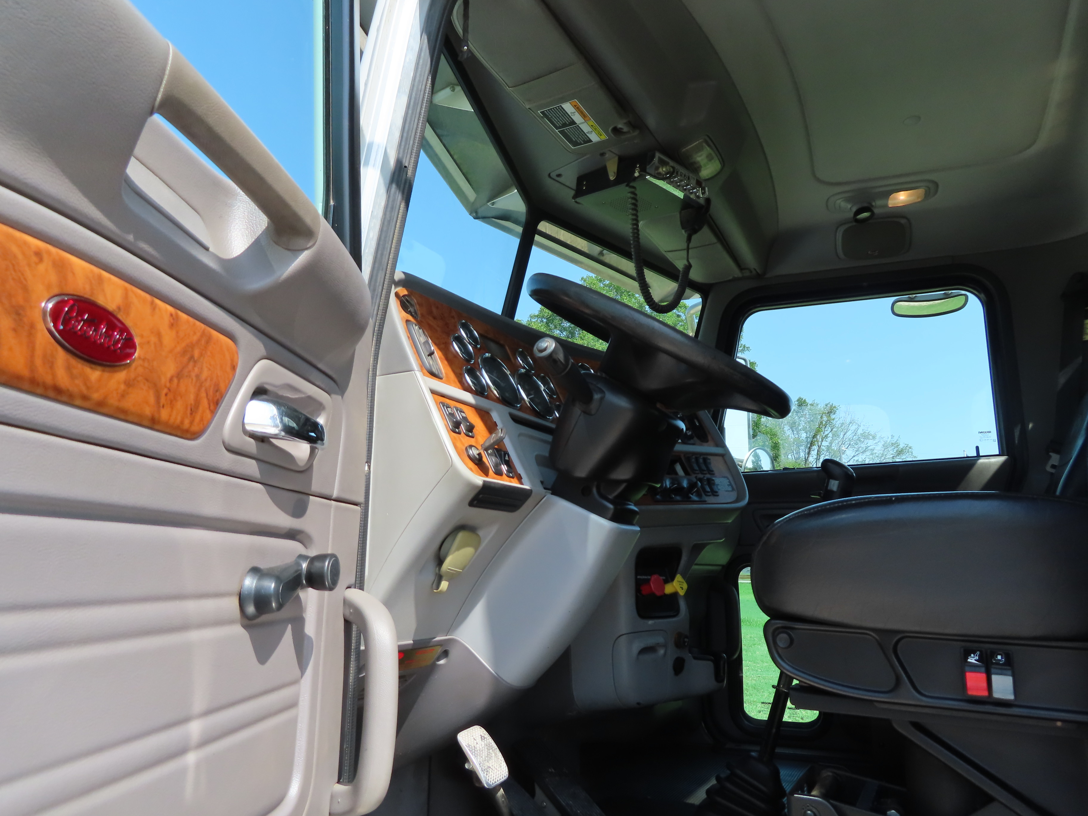 2009 Peterbilt 386 Daycab - TRK