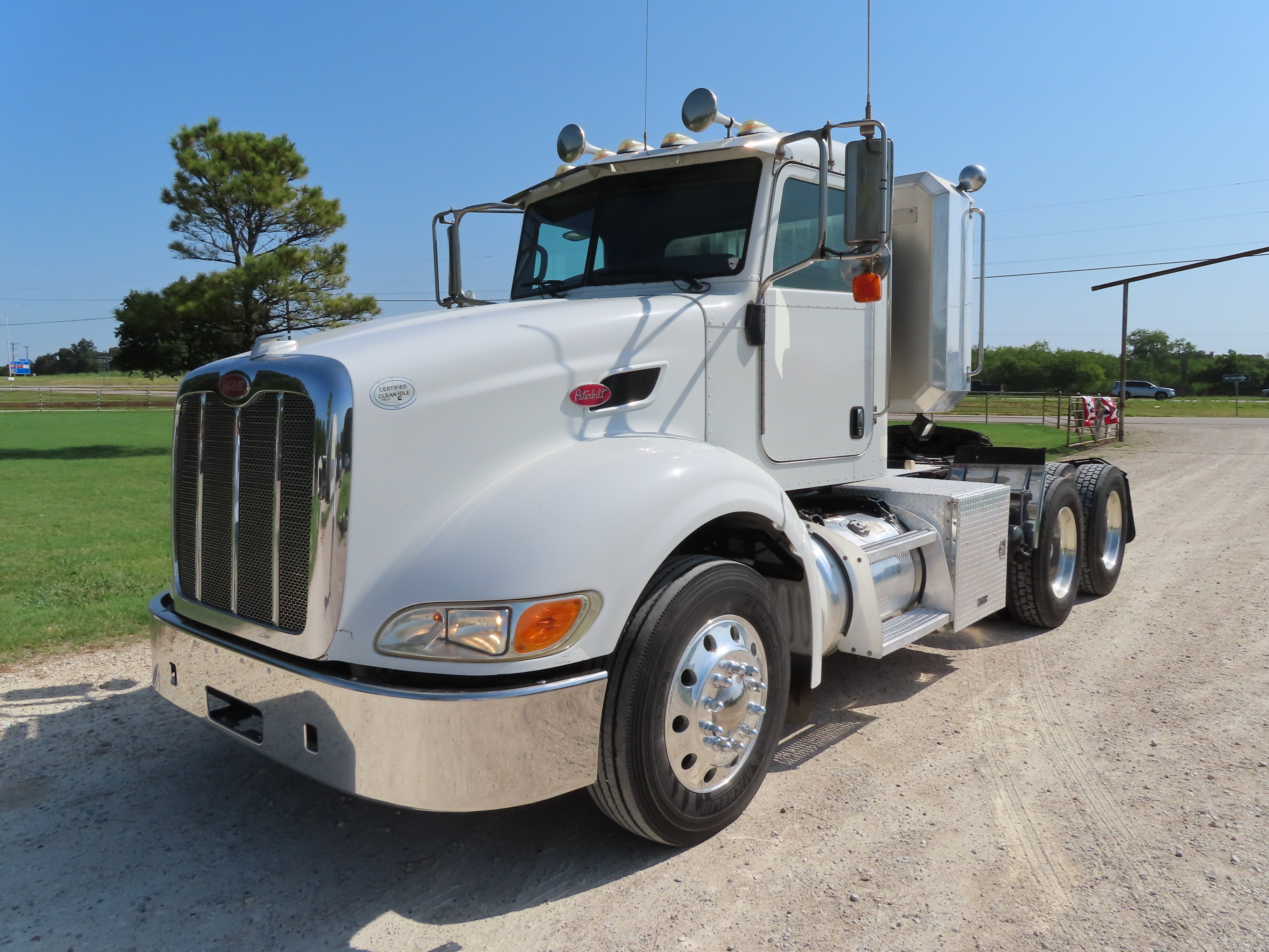 2009 Peterbilt 386 Daycab - TRK