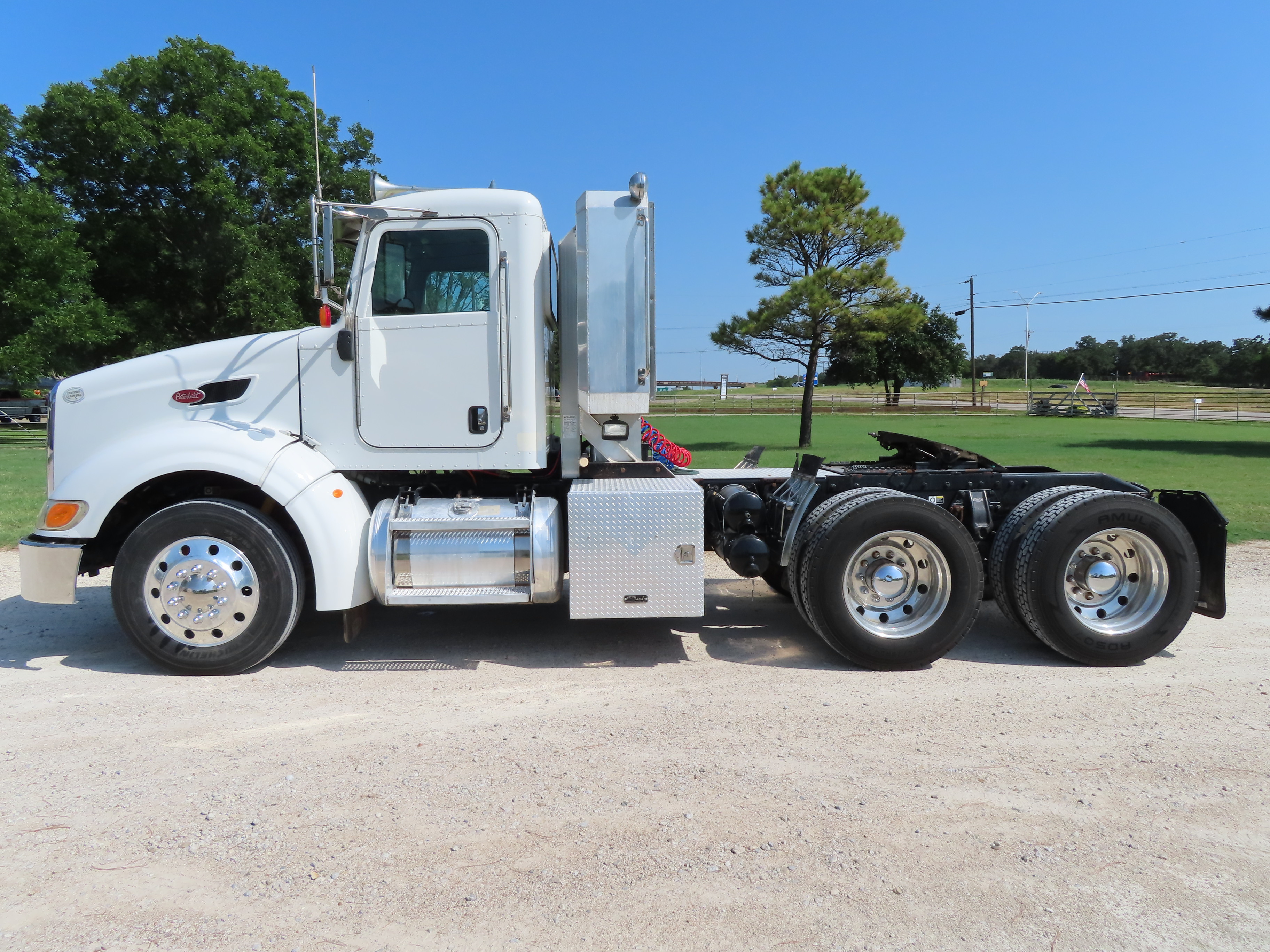 2009 Peterbilt 386 Daycab - TRK