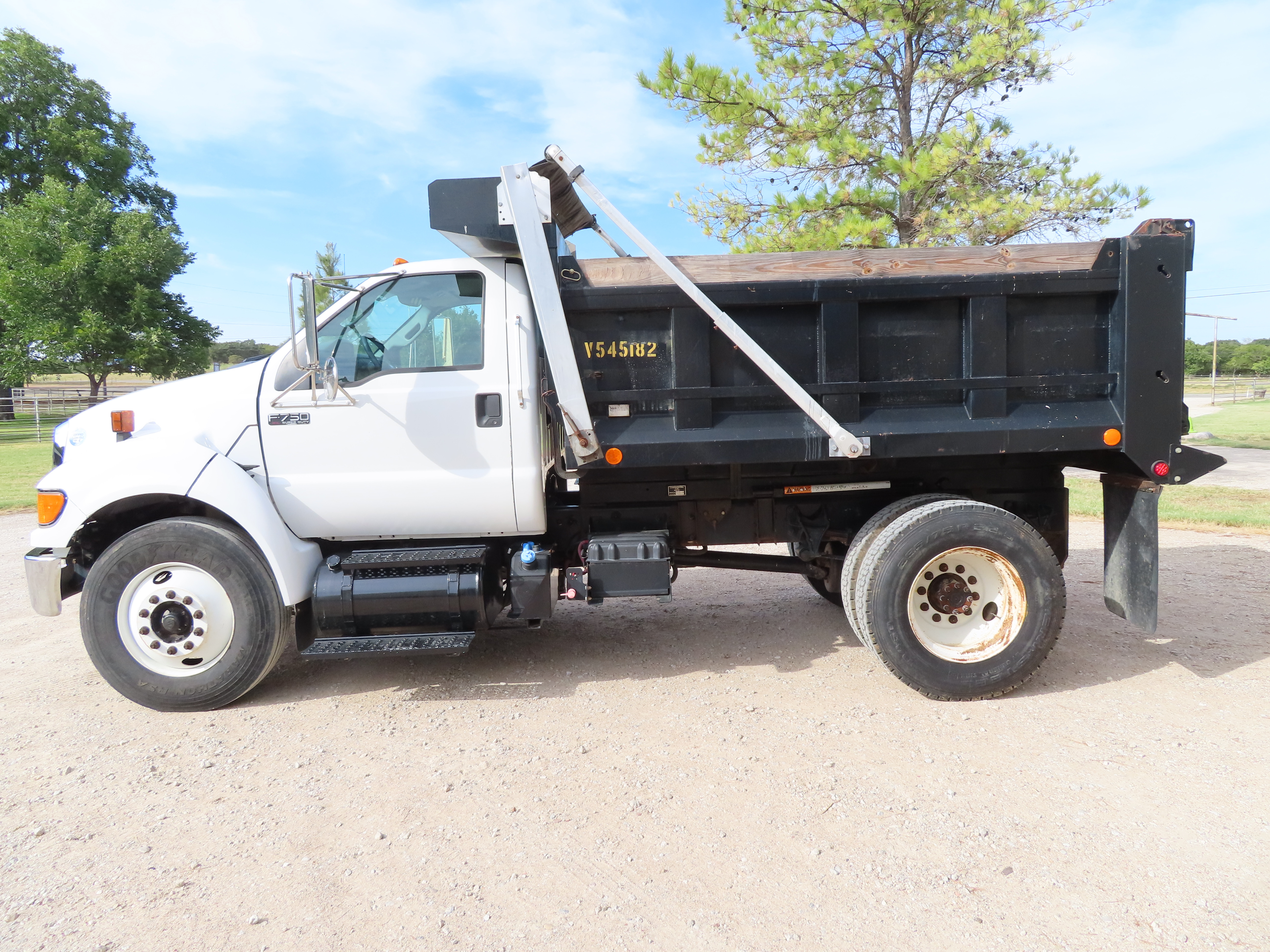 2015 Ford F750 DUMP TRUCK - TRK