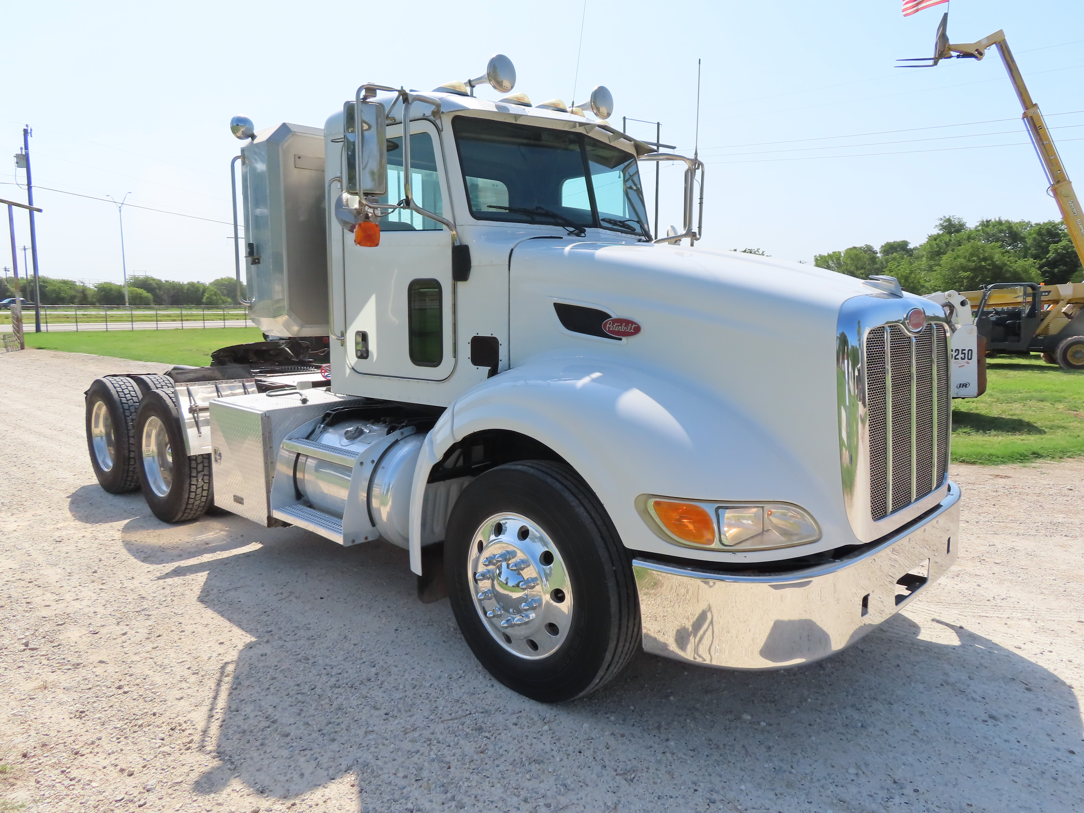 2009 Peterbilt 386 Daycab - TRK