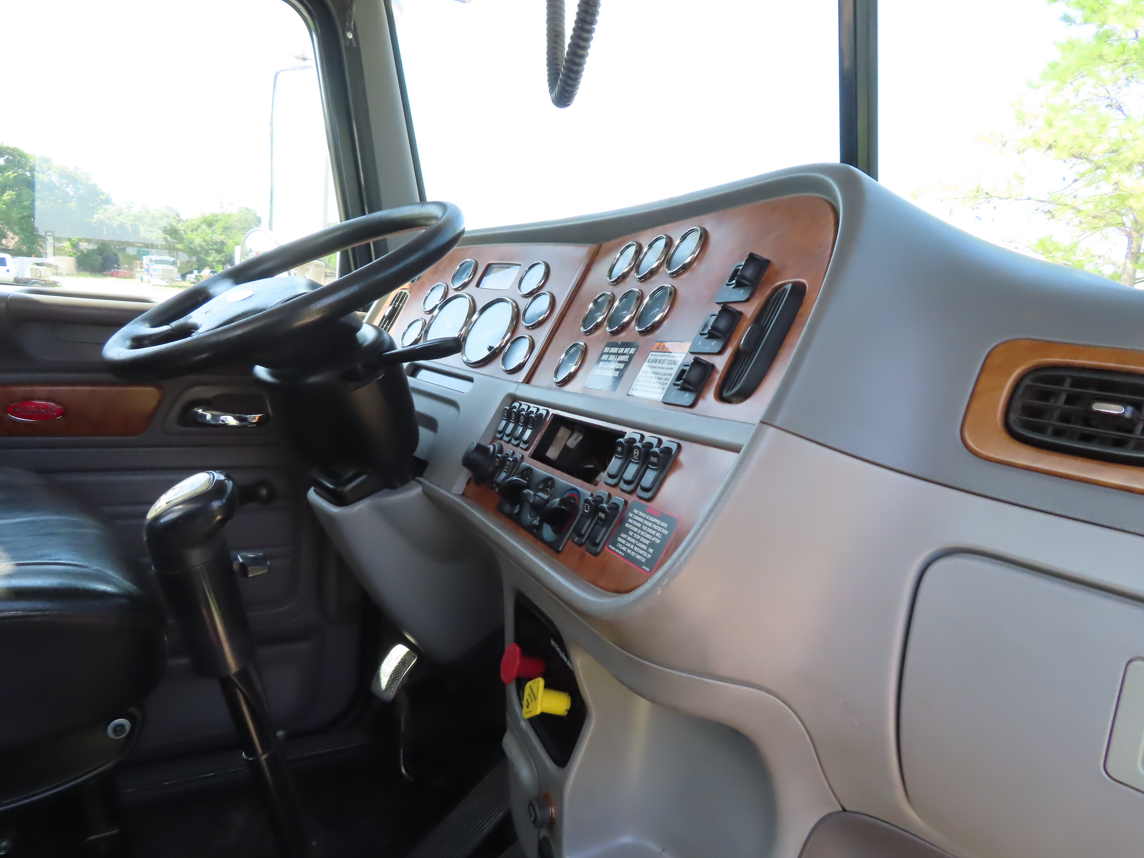 2009 Peterbilt 386 Daycab - TRK