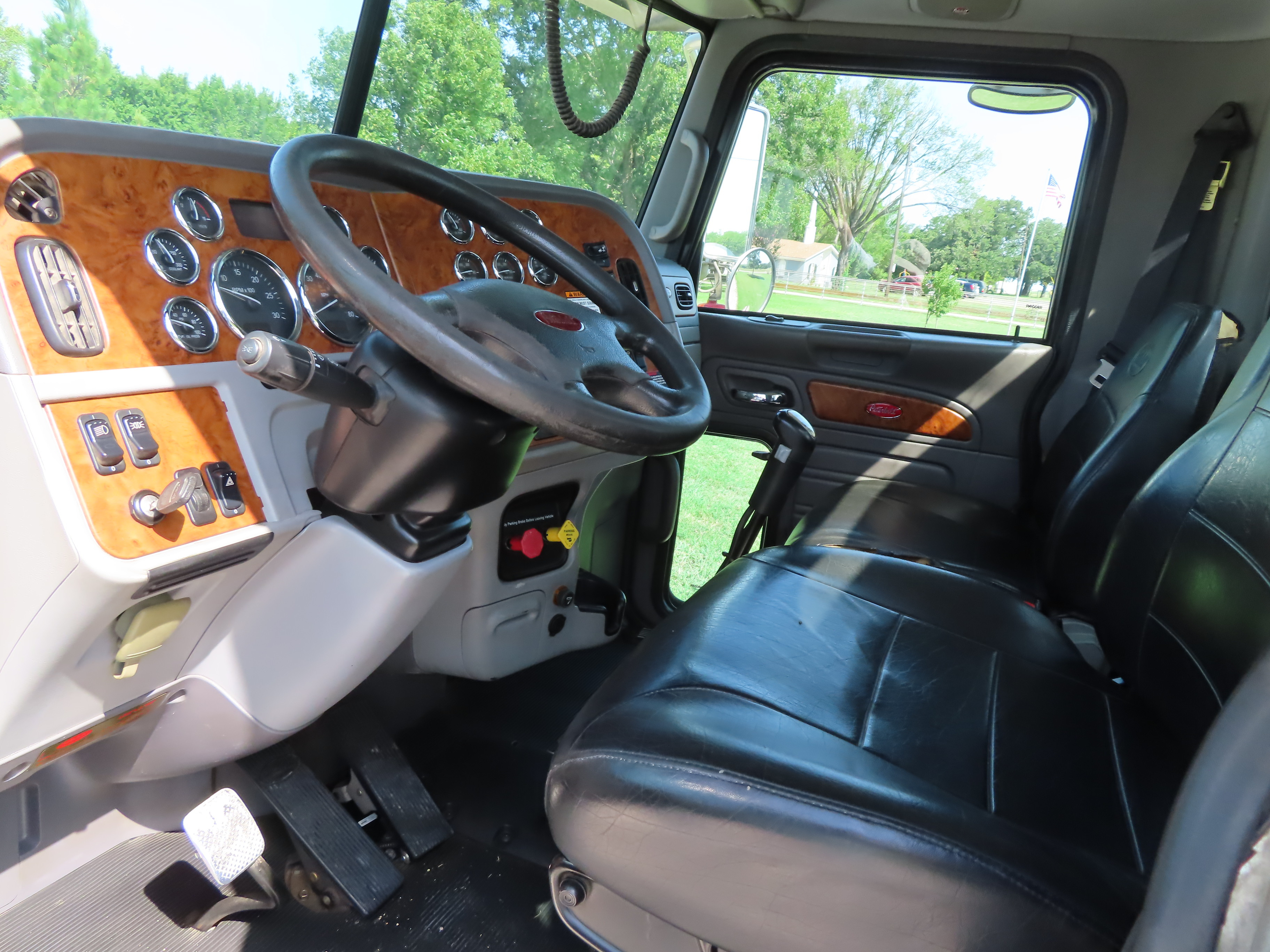2009 Peterbilt 386 Daycab - TRK